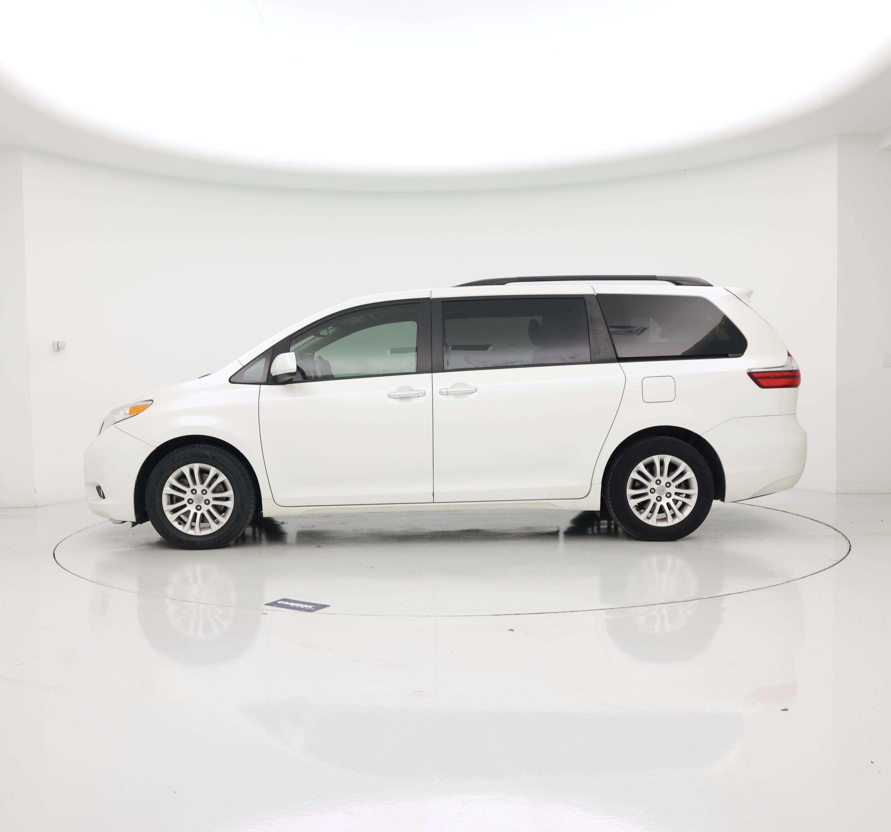 Thumbnail: 2017 Toyota Sienna - 3