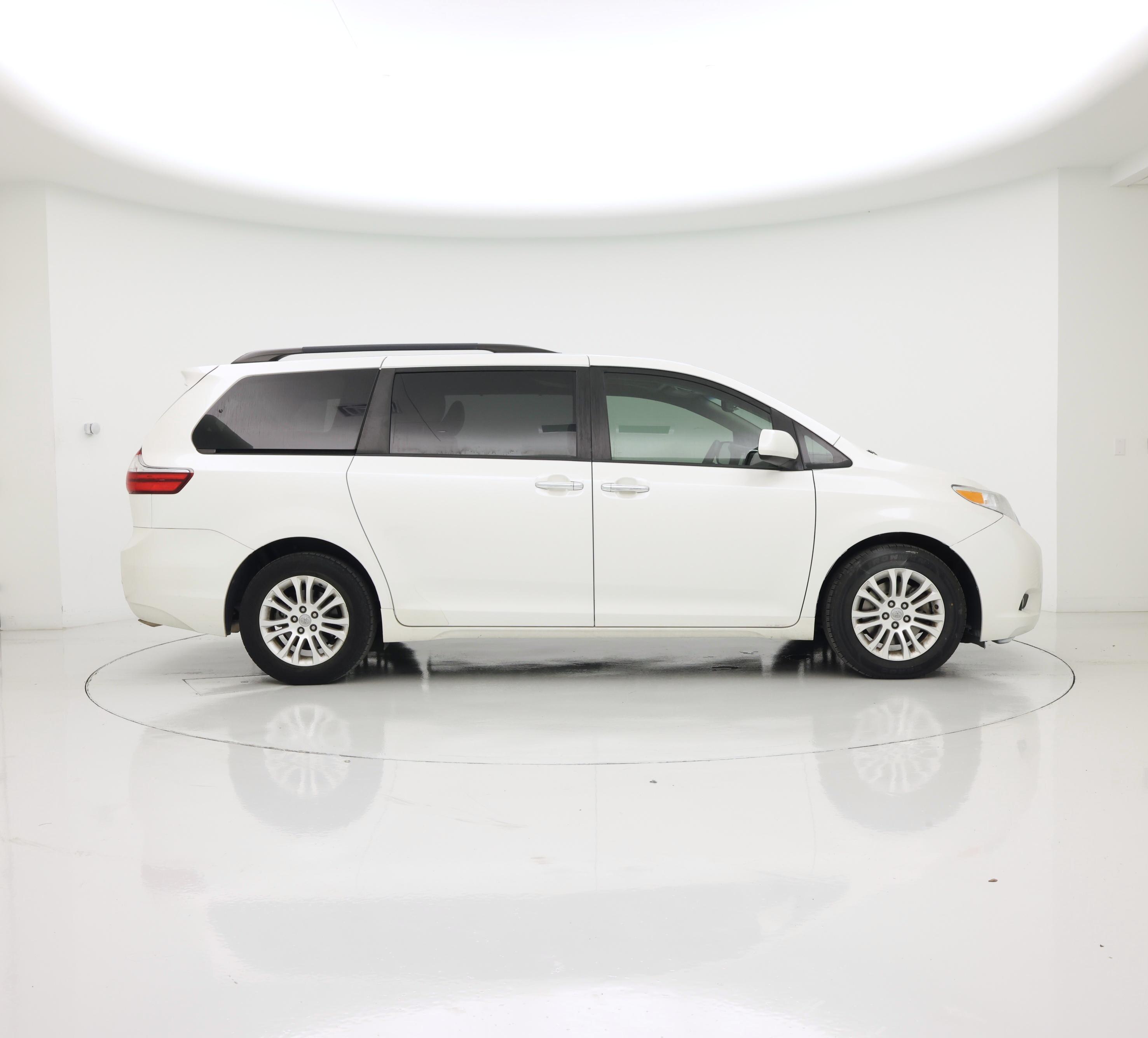 Thumbnail: 2017 Toyota Sienna - 7