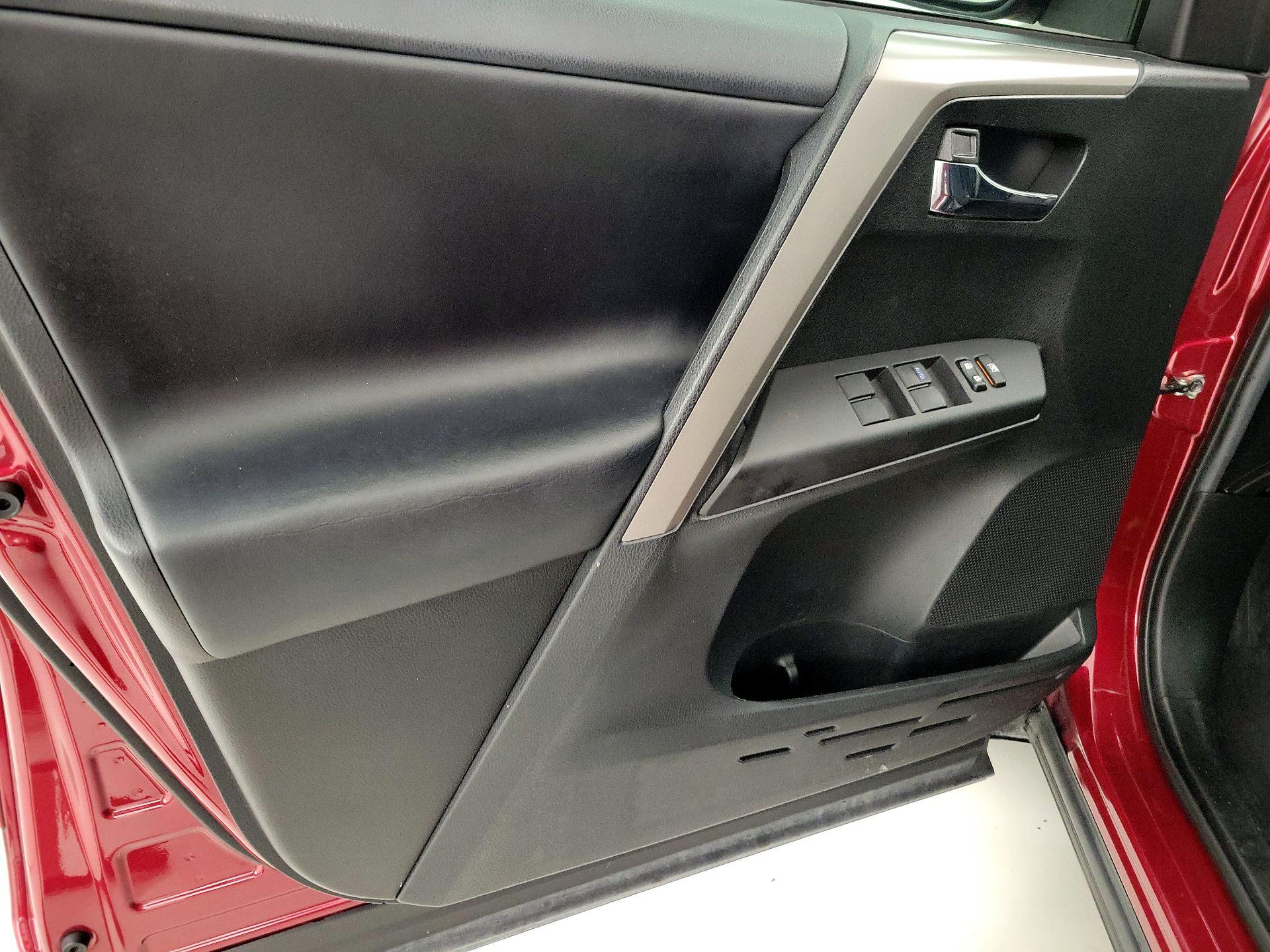 Thumbnail: 2018 Toyota RAV4 - 12