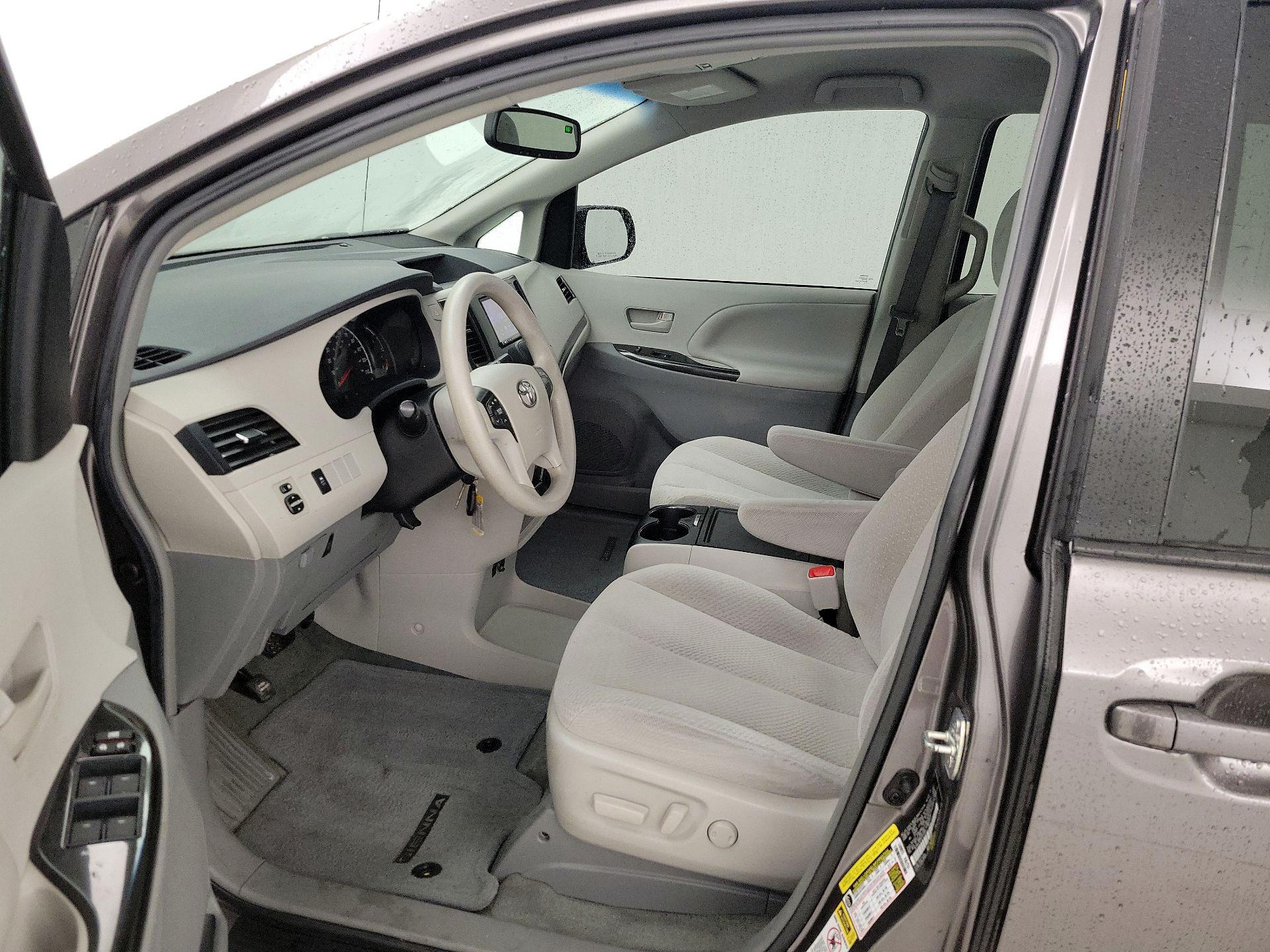 Thumbnail: 2014 Toyota Sienna - 11