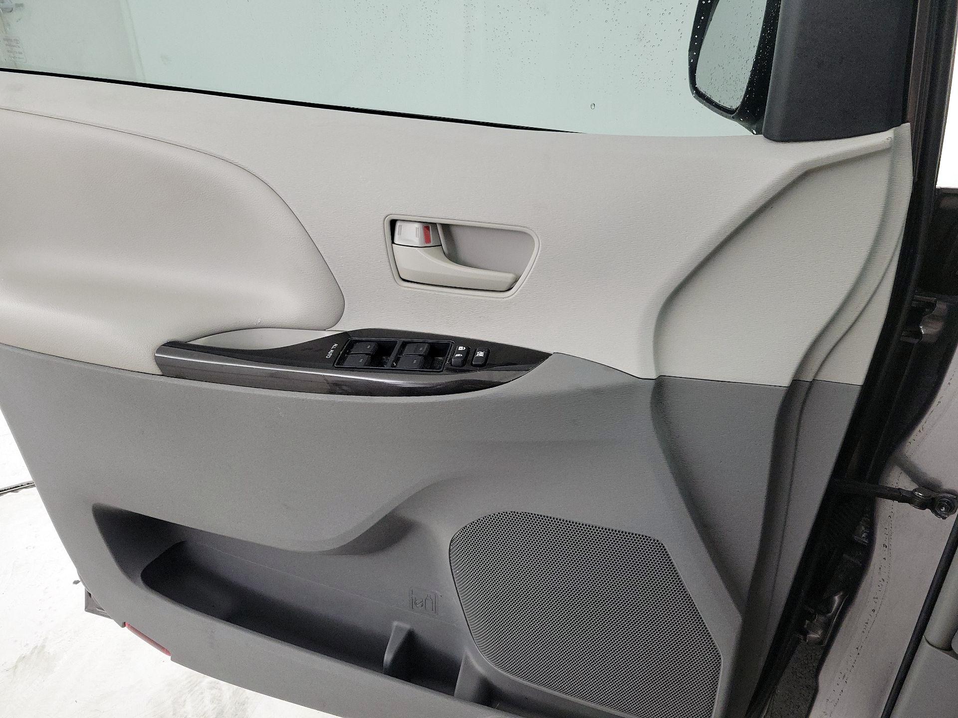 Thumbnail: 2014 Toyota Sienna - 12