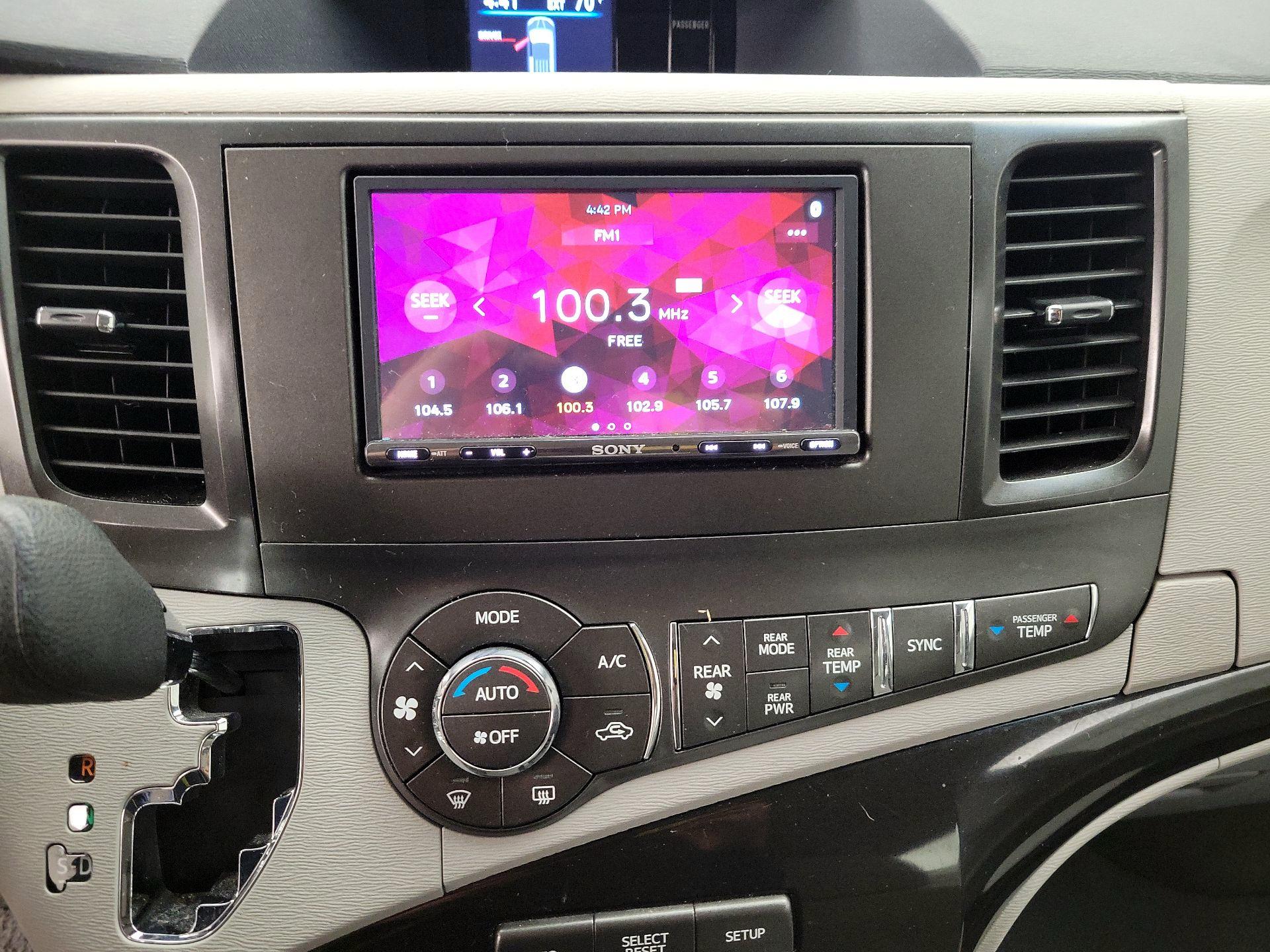 Thumbnail: 2014 Toyota Sienna - 14