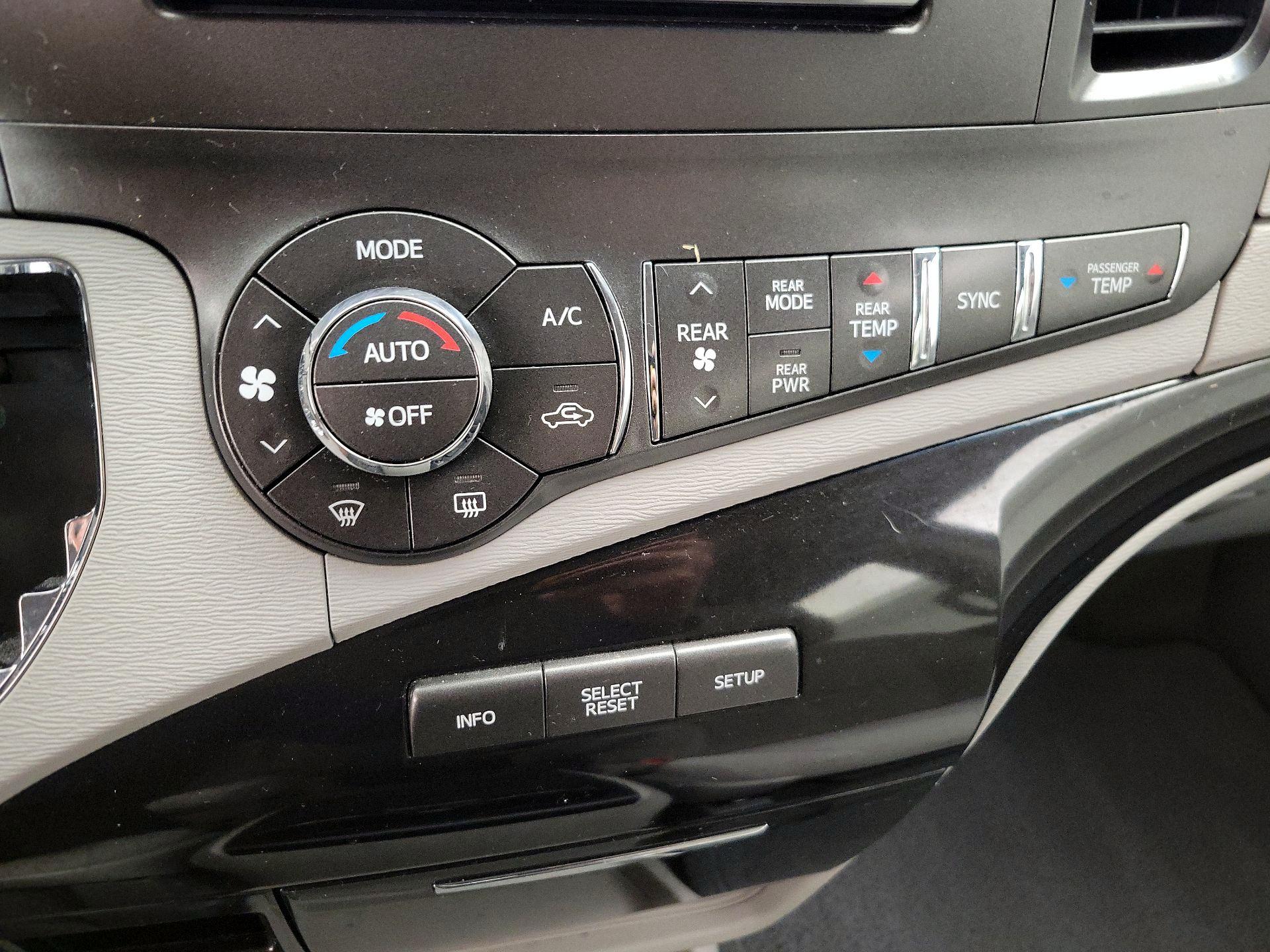 Thumbnail: 2014 Toyota Sienna - 15