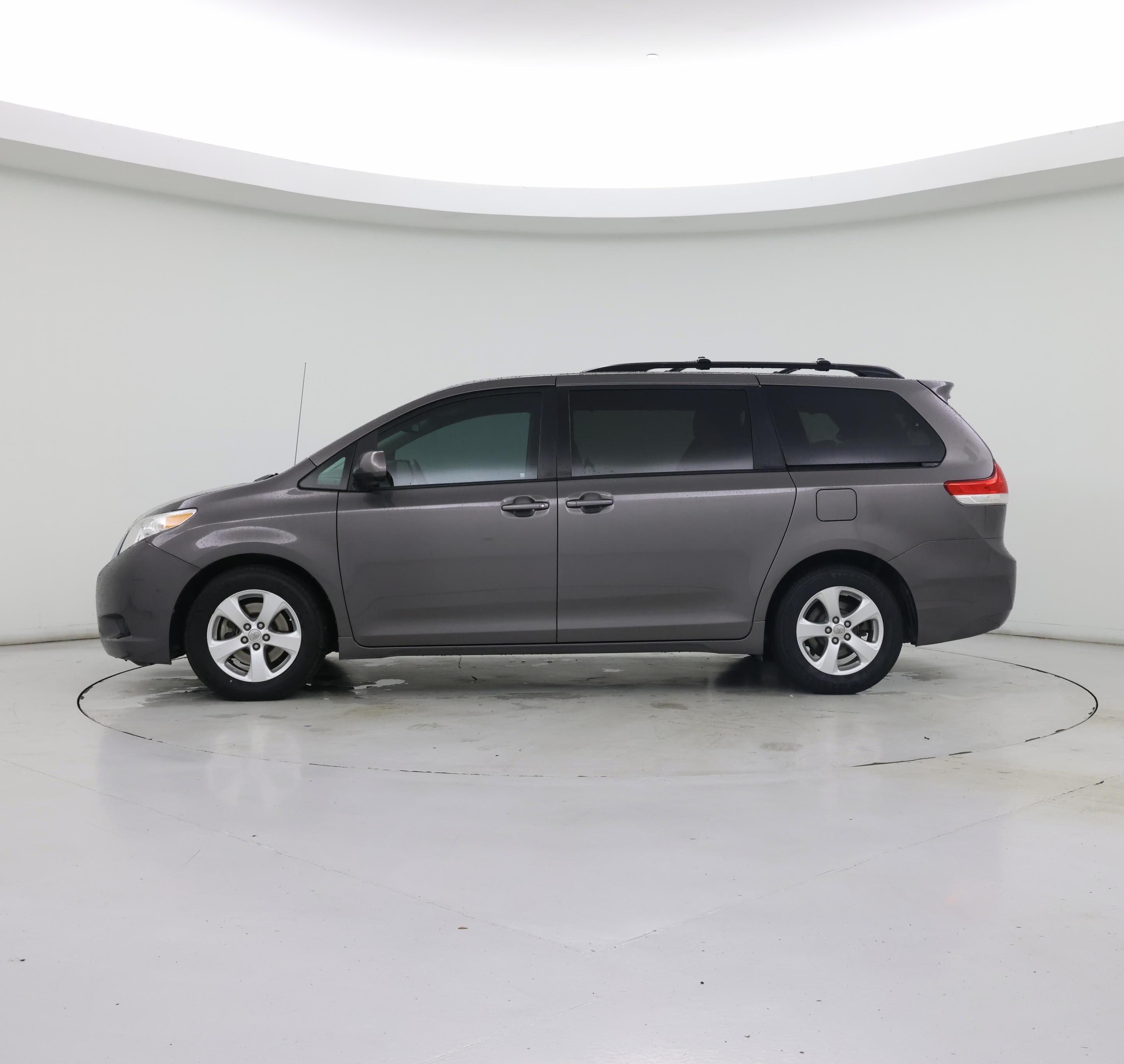 Thumbnail: 2014 Toyota Sienna - 3