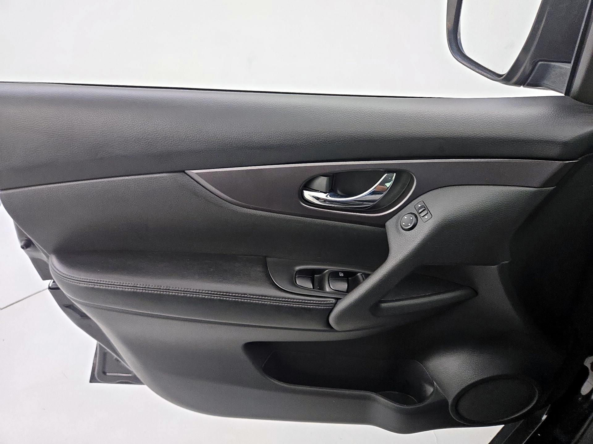 Thumbnail: 2016 Nissan Rogue - 12