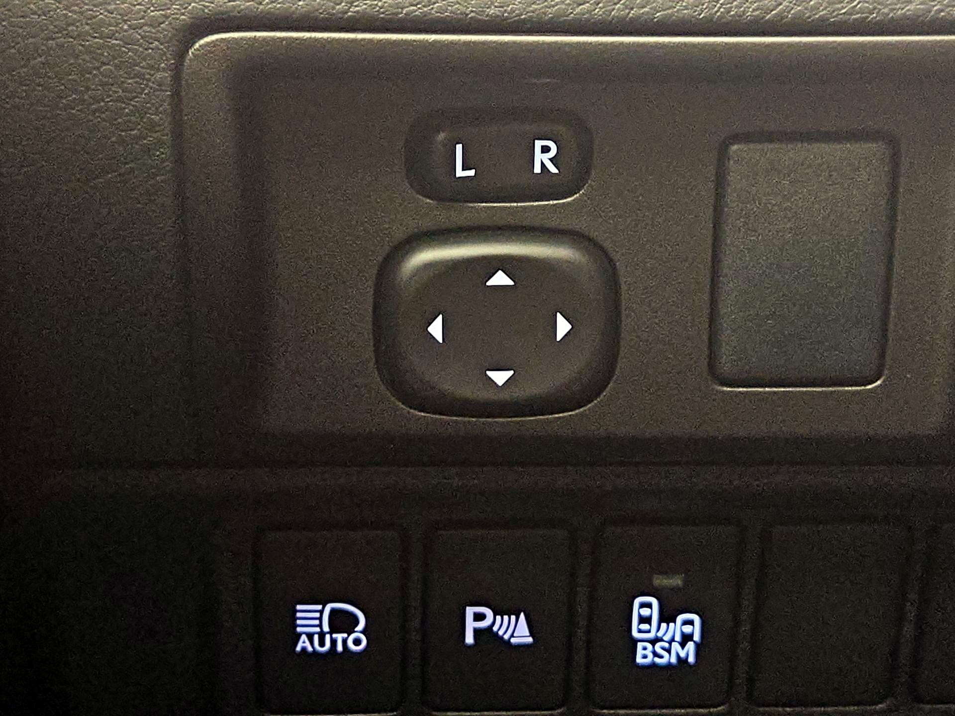 Thumbnail: 2018 Lexus ES - 13