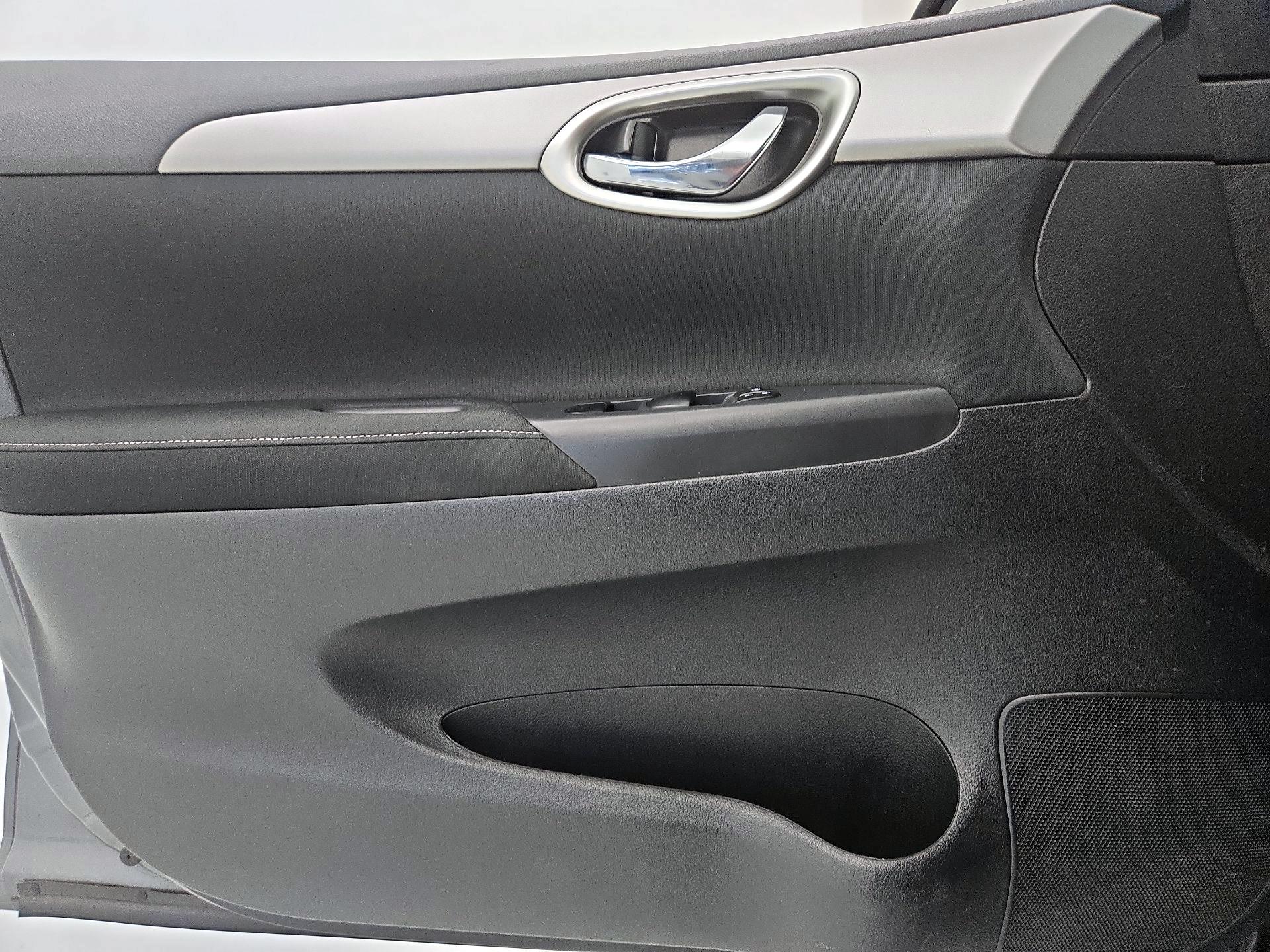 Thumbnail: 2015 Nissan Sentra - 12