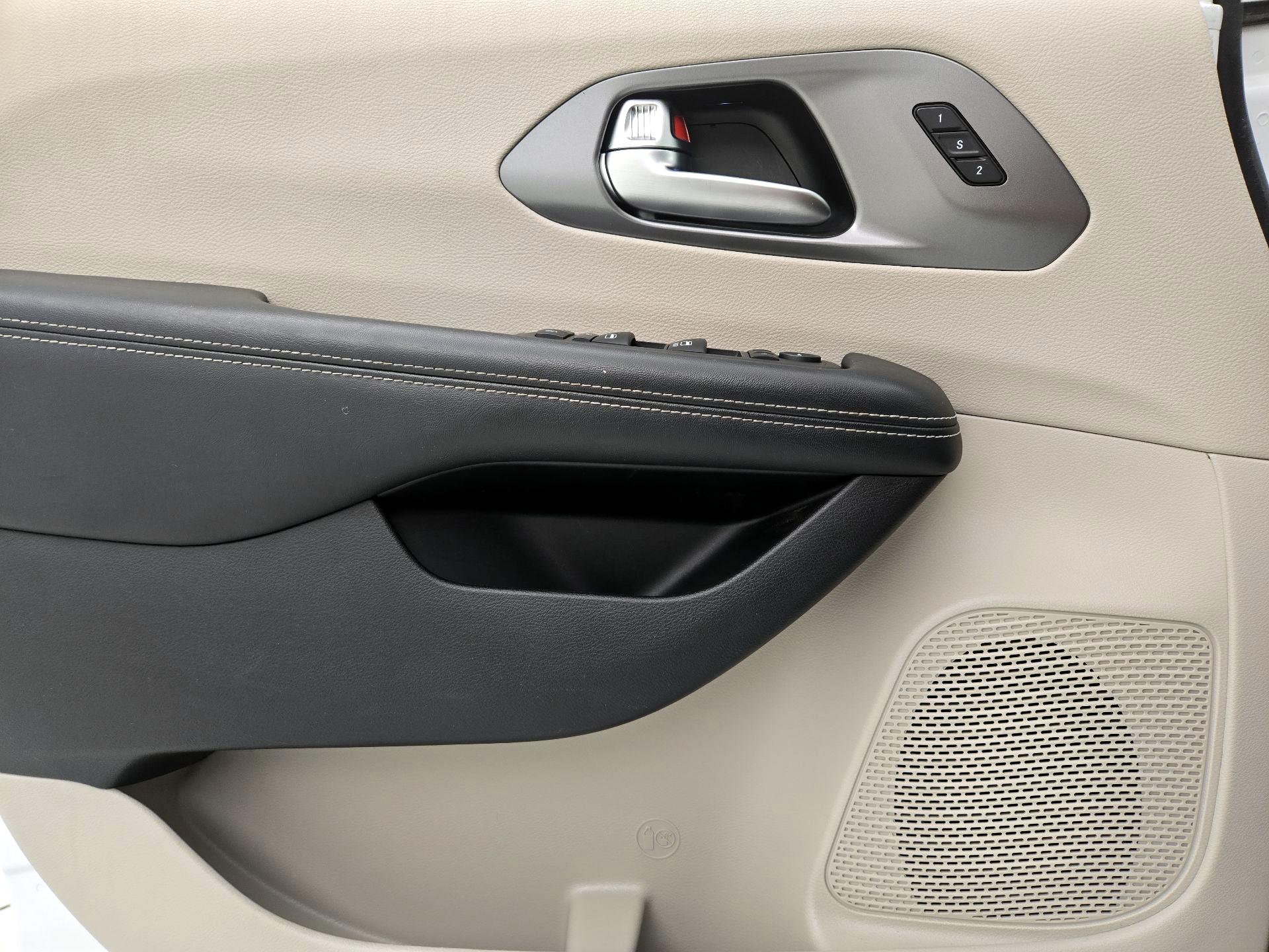 Thumbnail: 2022 Chrysler Pacifica - 12