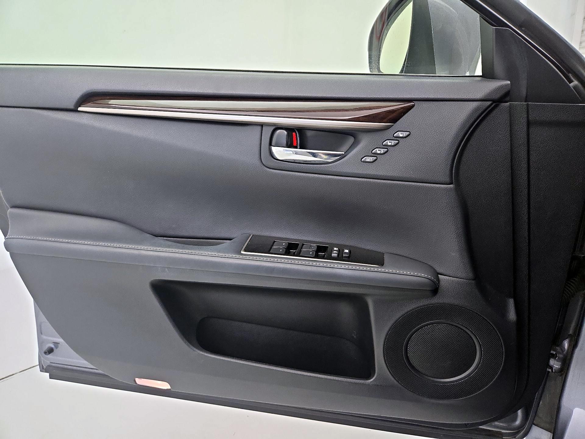 Thumbnail: 2016 Lexus ES - 12