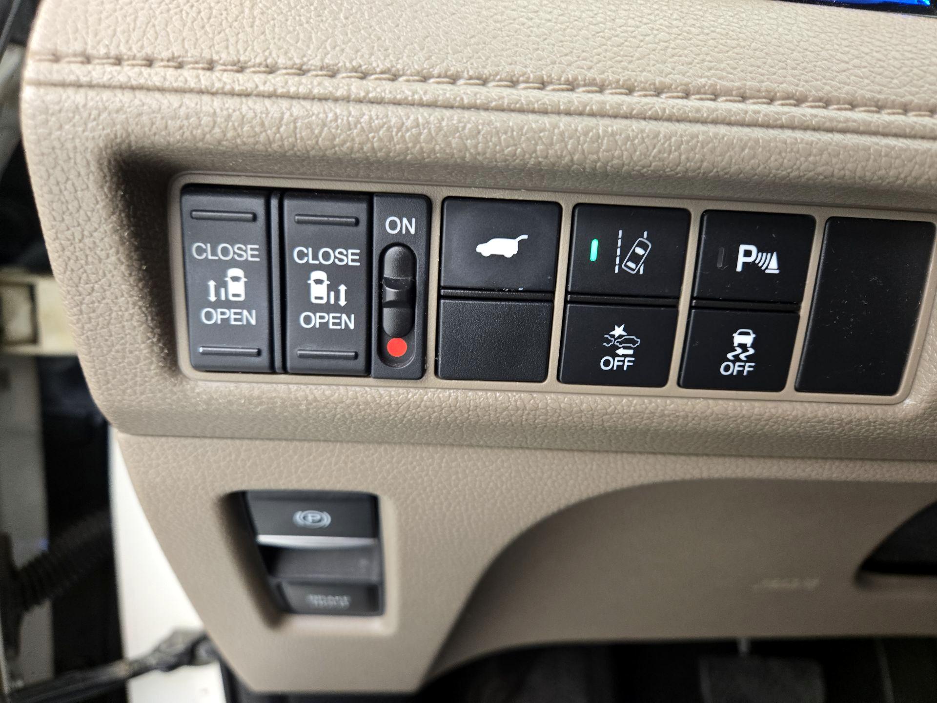 Thumbnail: 2018 Honda Odyssey - 13