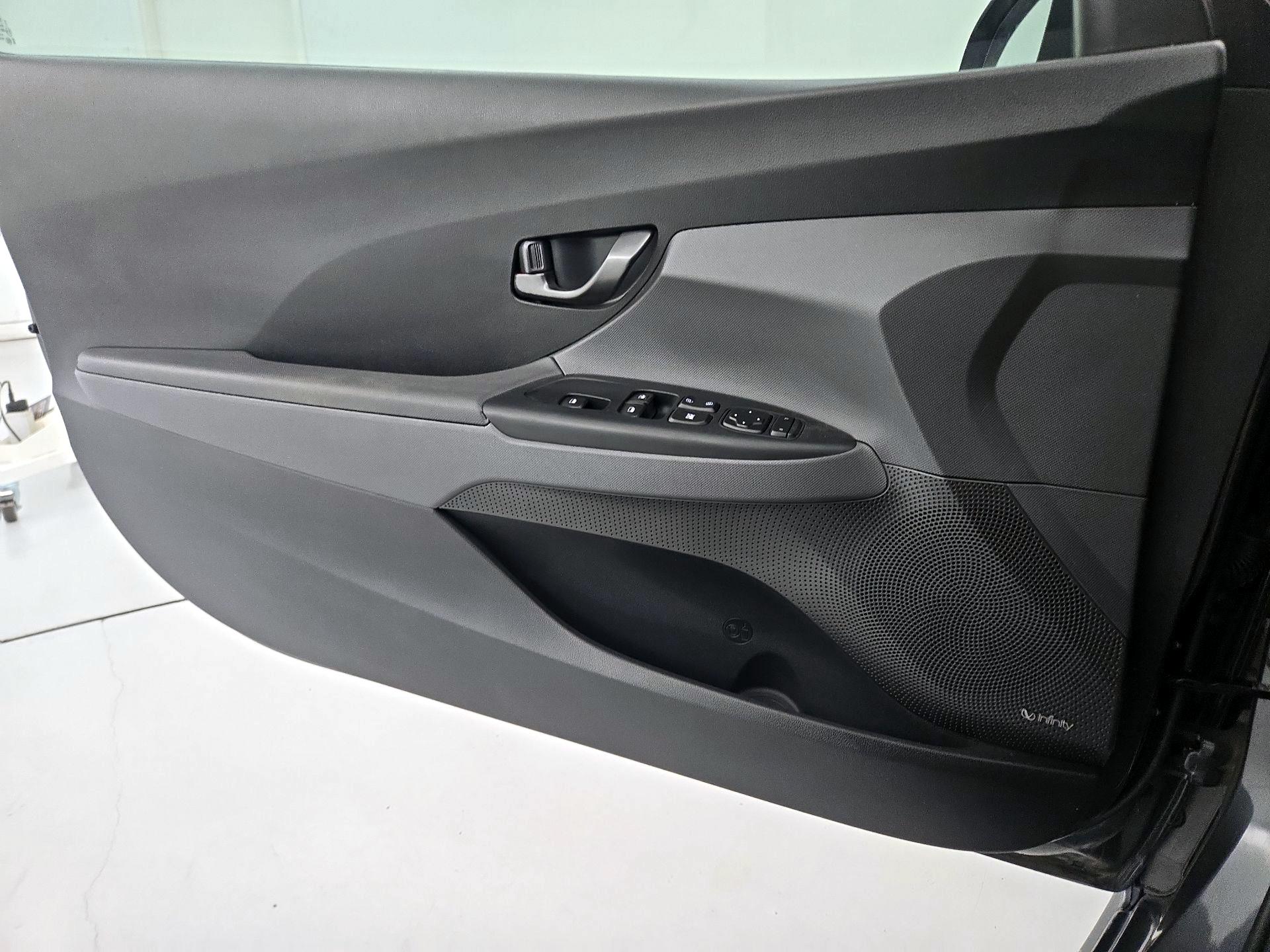 Thumbnail: 2020 Hyundai Veloster - 12