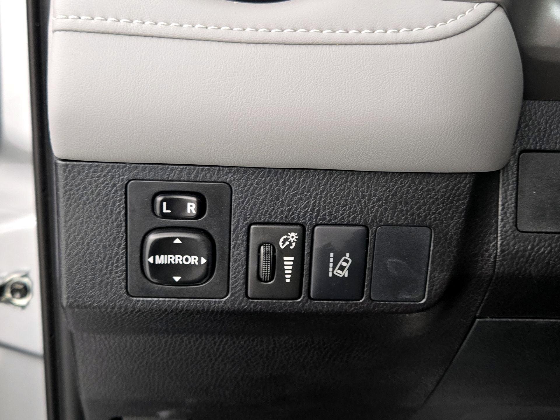 Thumbnail: 2016 Toyota RAV4 - 13
