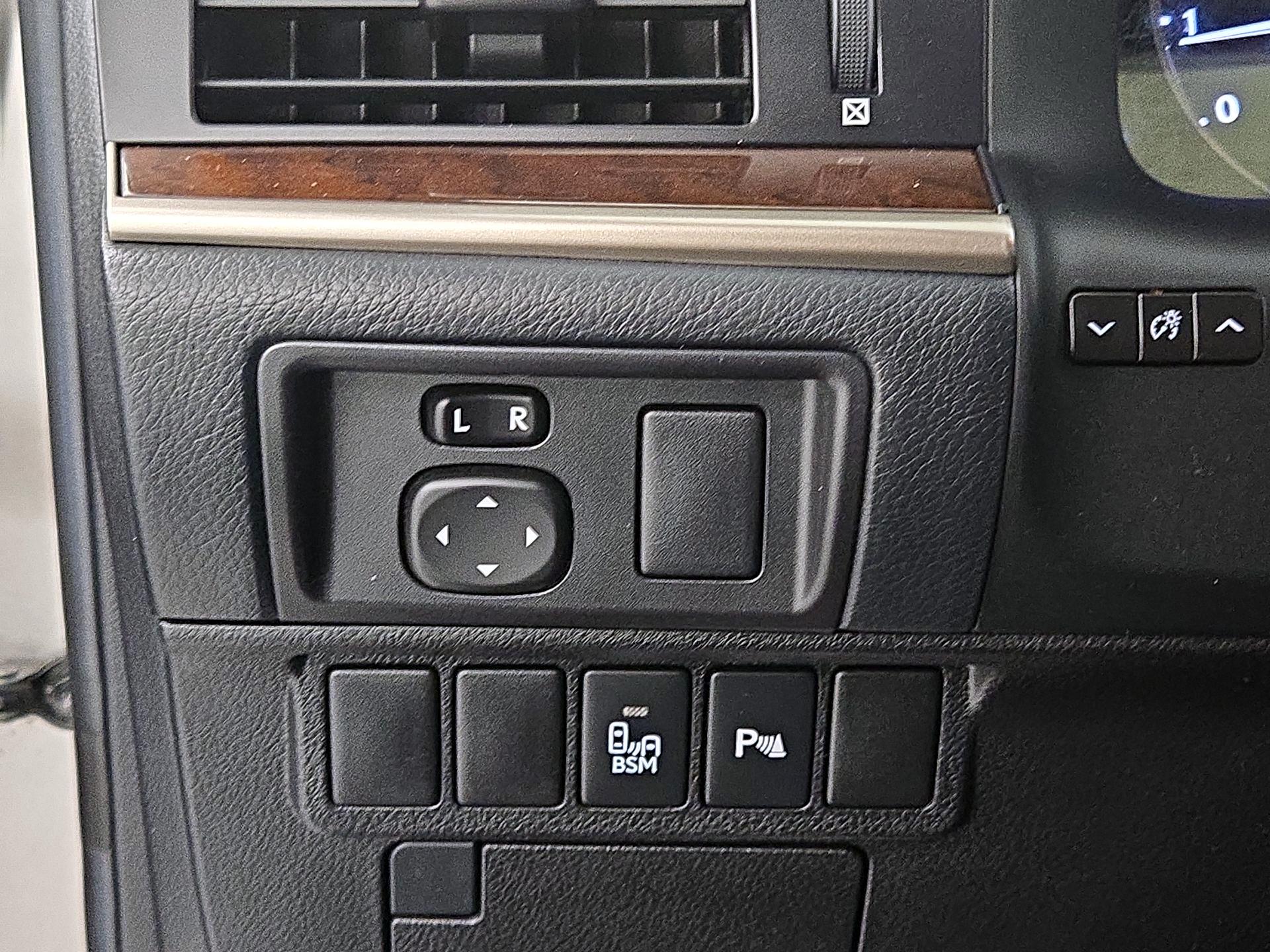 Thumbnail: 2015 Lexus ES - 13