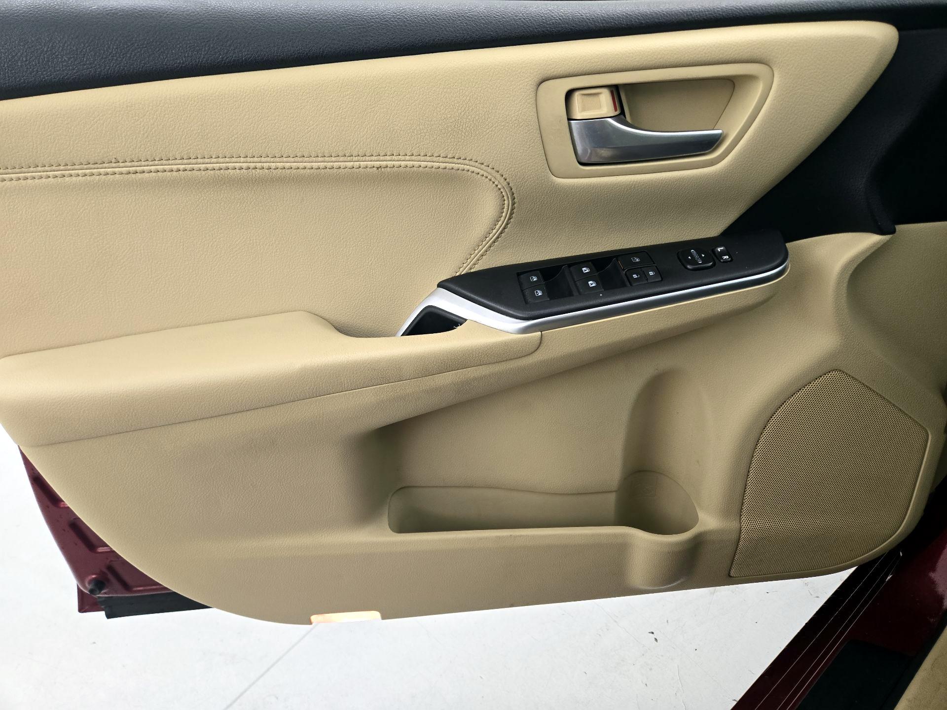 Thumbnail: 2015 Toyota Camry - 12