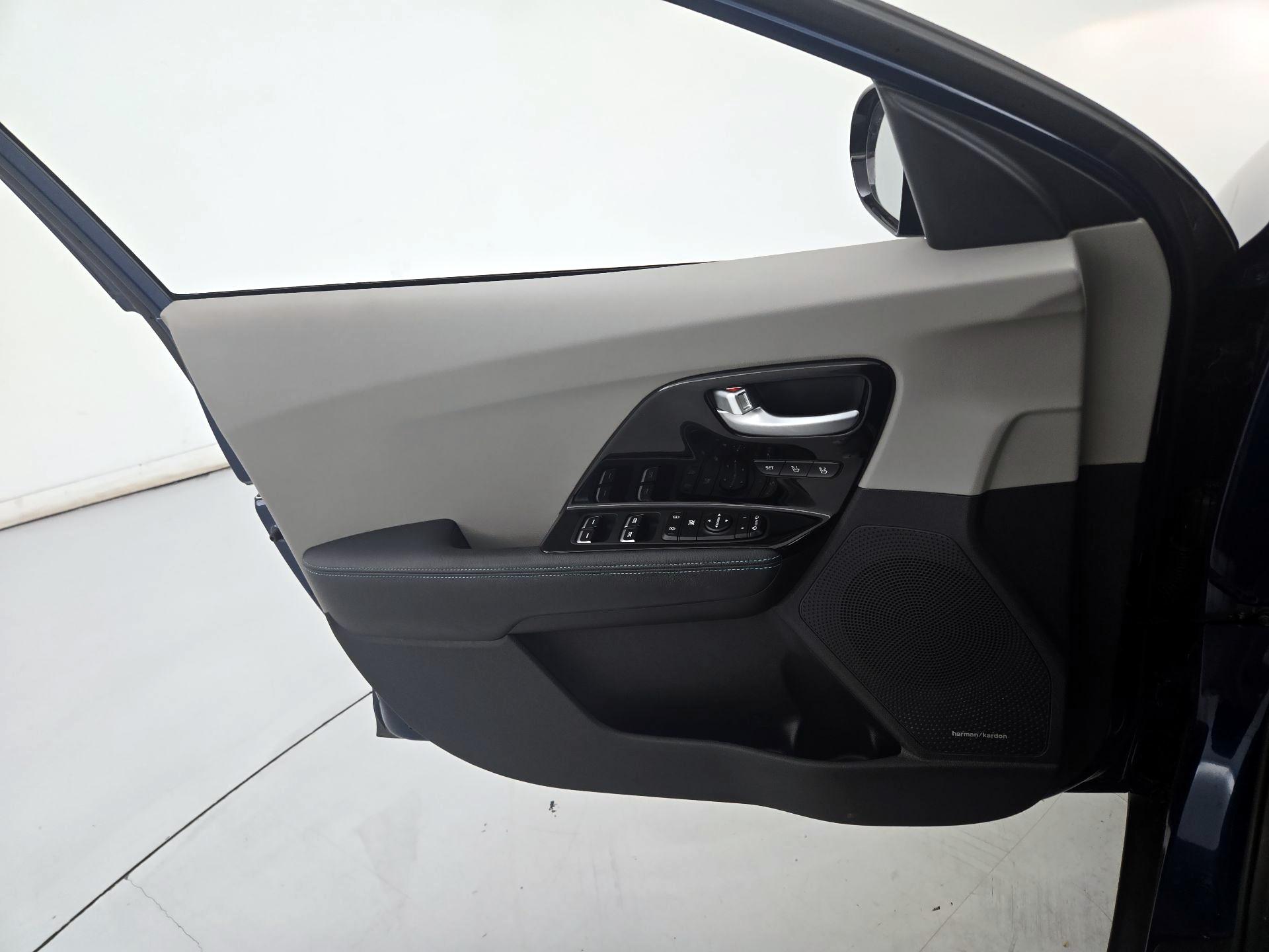 Thumbnail: 2017 Kia Niro - 12