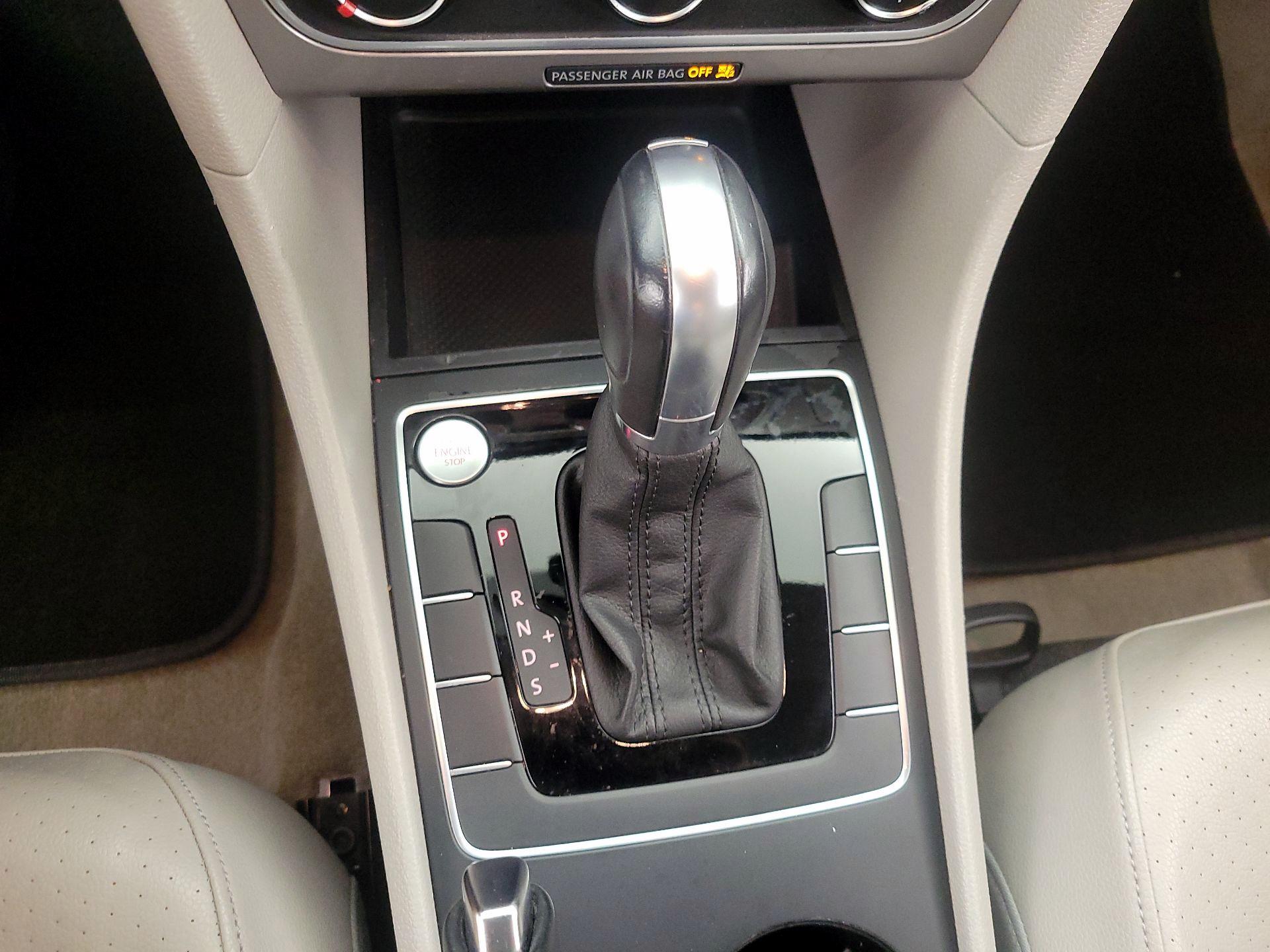 Thumbnail: 2015 Volkswagen Passat - 17