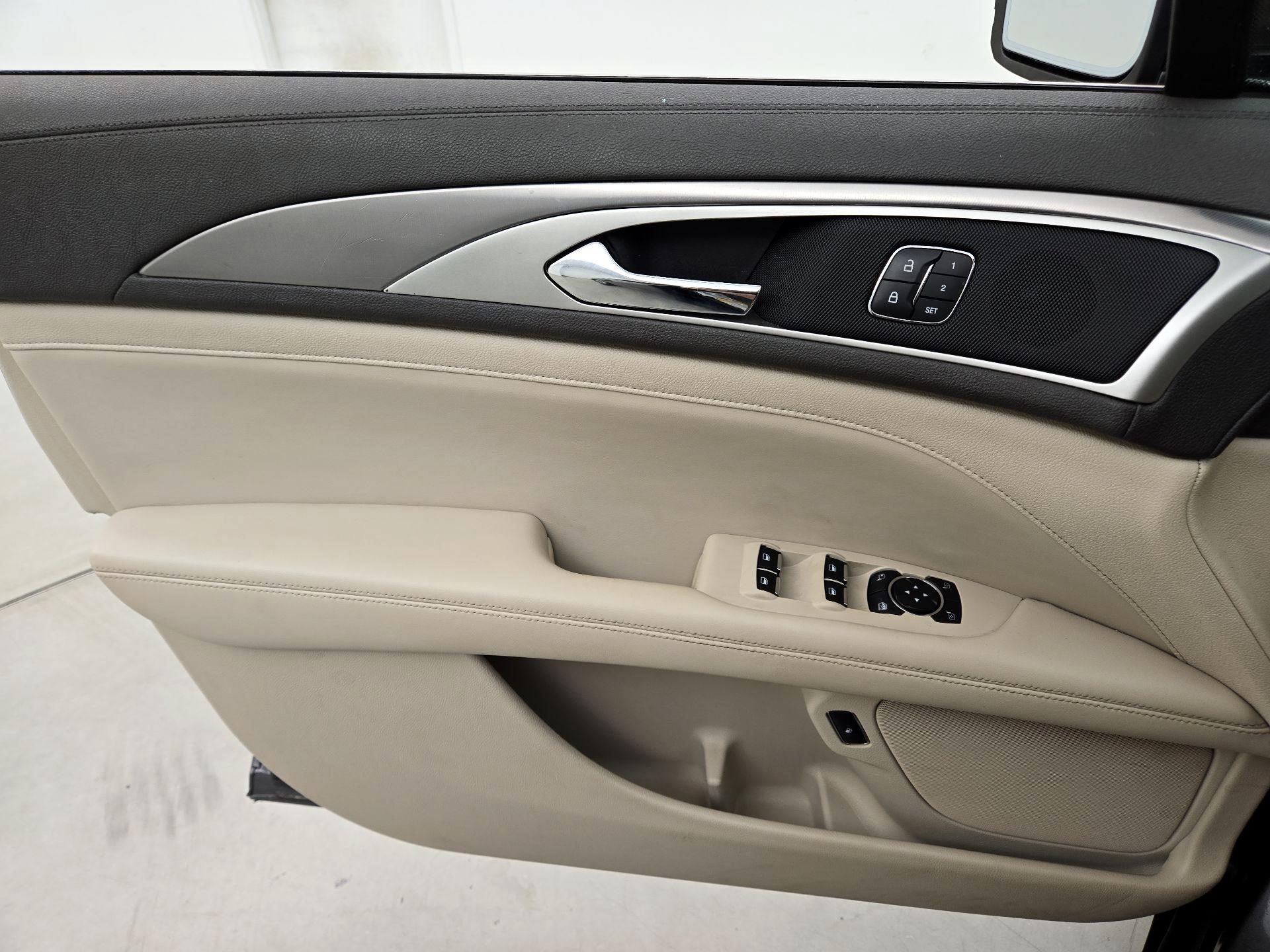 Thumbnail: 2020 Lincoln MKZ - 12