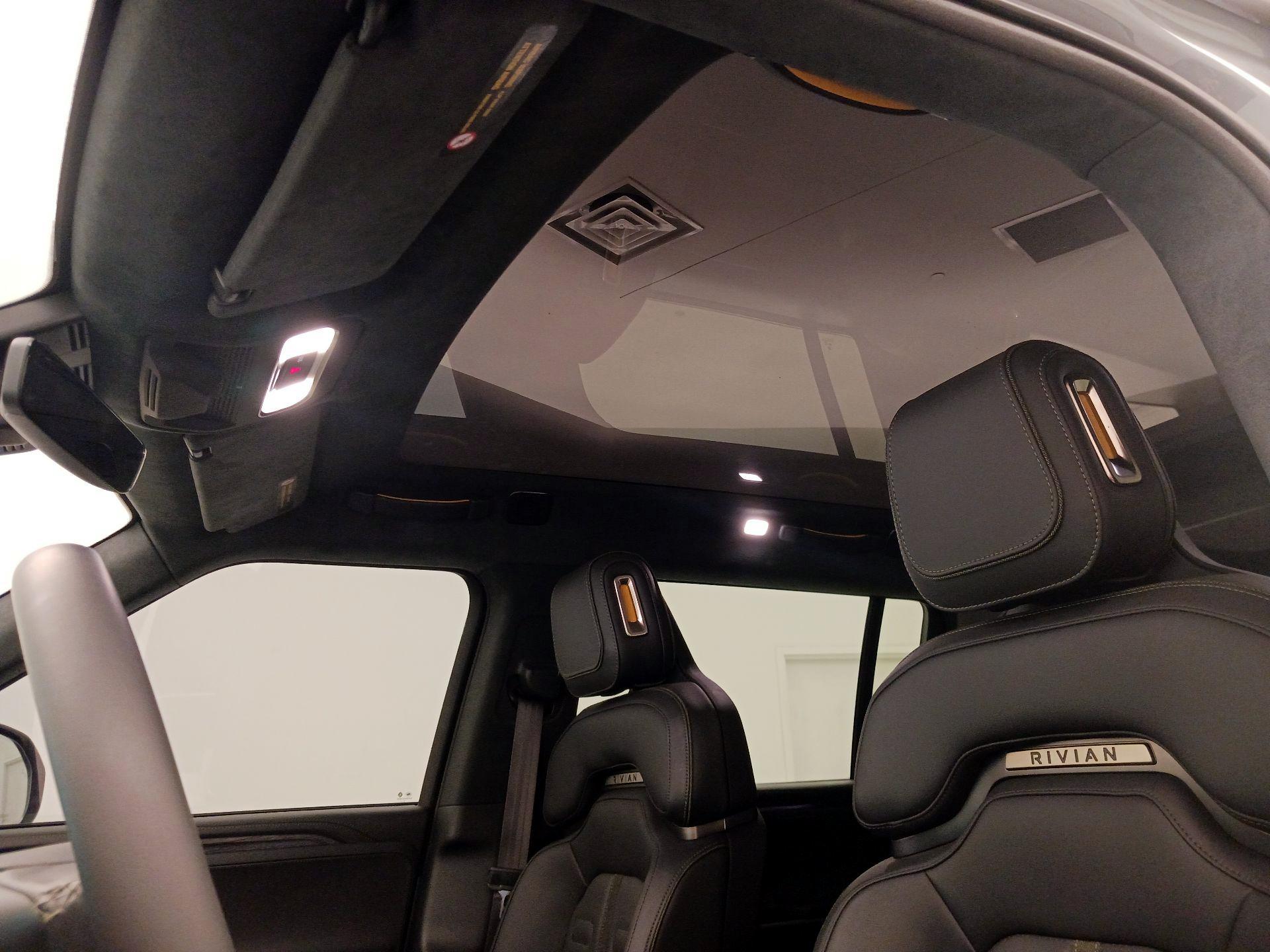 Thumbnail: 2023 Rivian R1S - 19