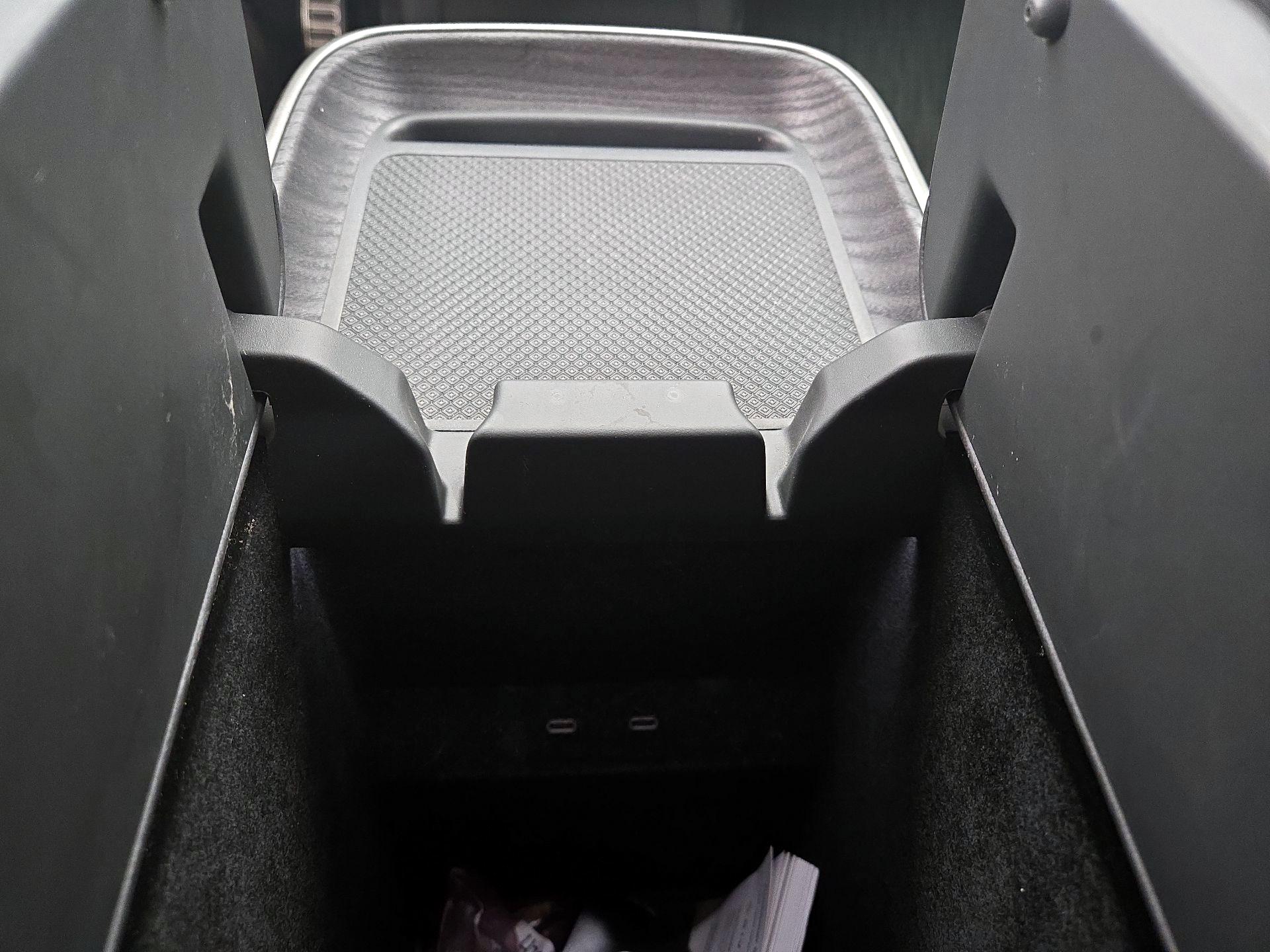 Thumbnail: 2023 Rivian R1S - 18