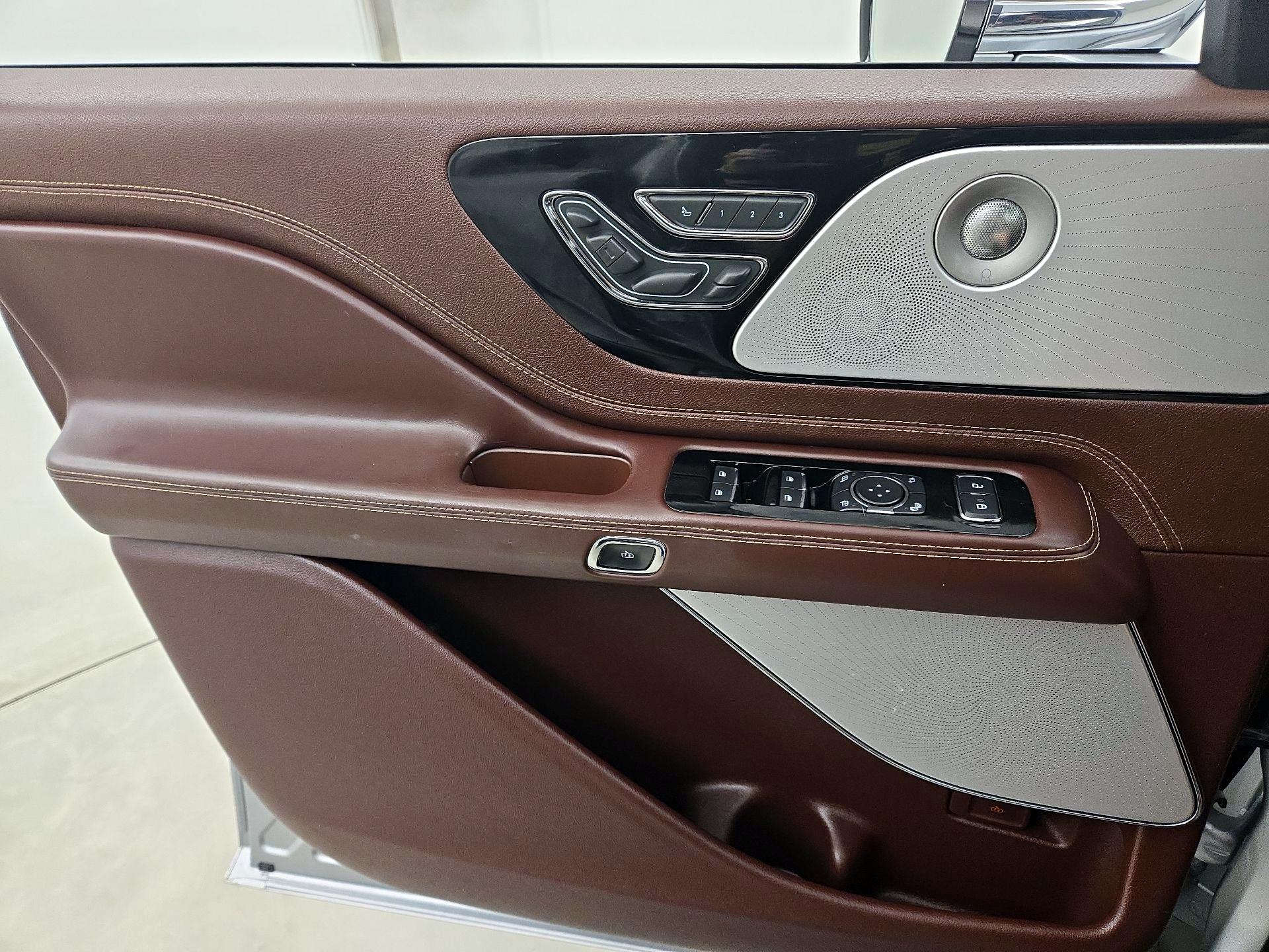 Thumbnail: 2020 Lincoln Aviator - 12