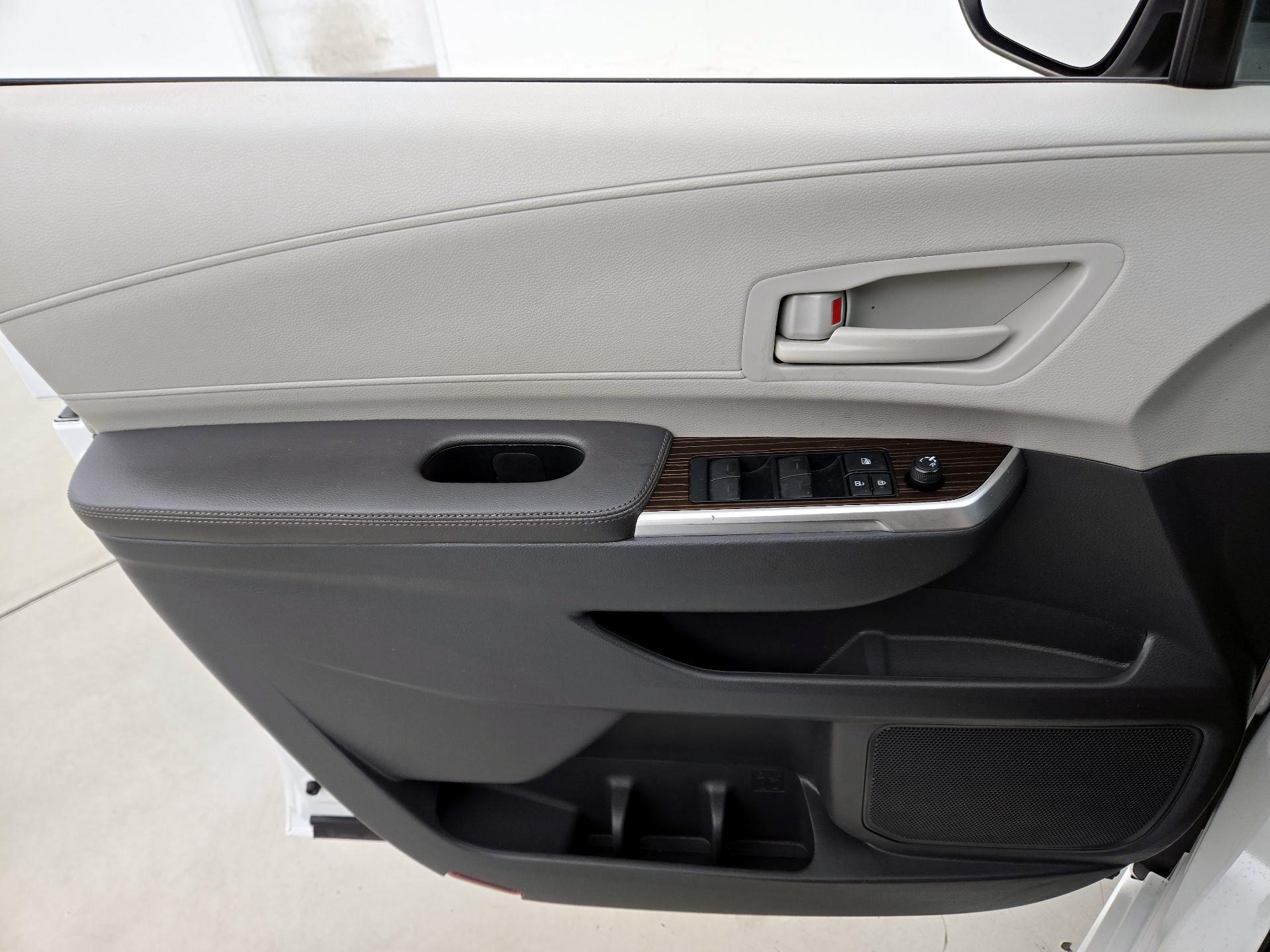 Thumbnail: 2021 Toyota Sienna - 12