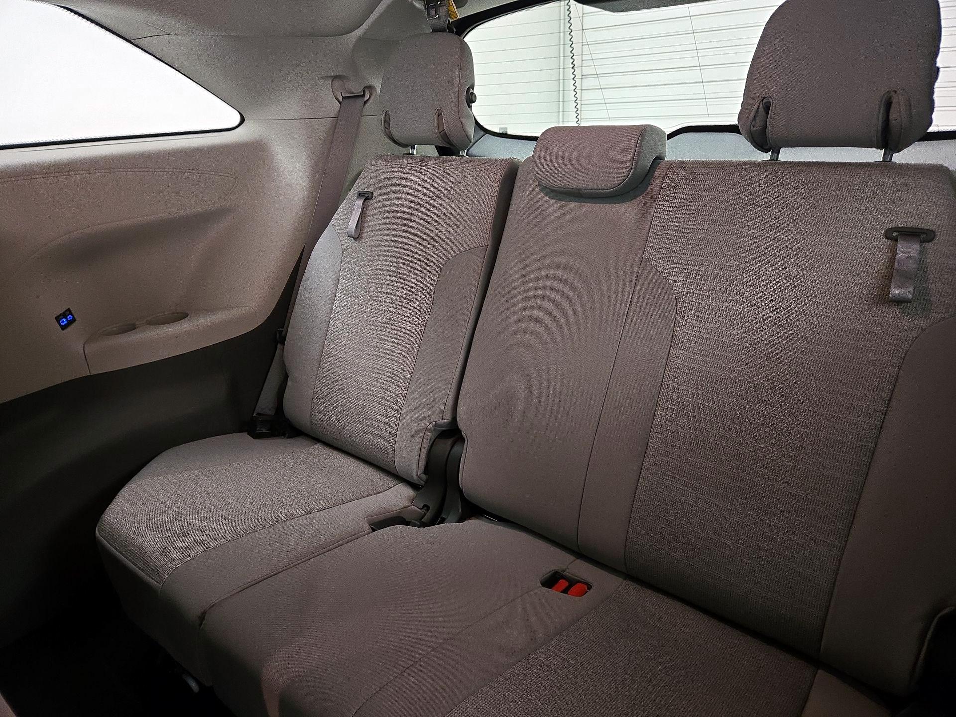 Thumbnail: 2021 Toyota Sienna - 20
