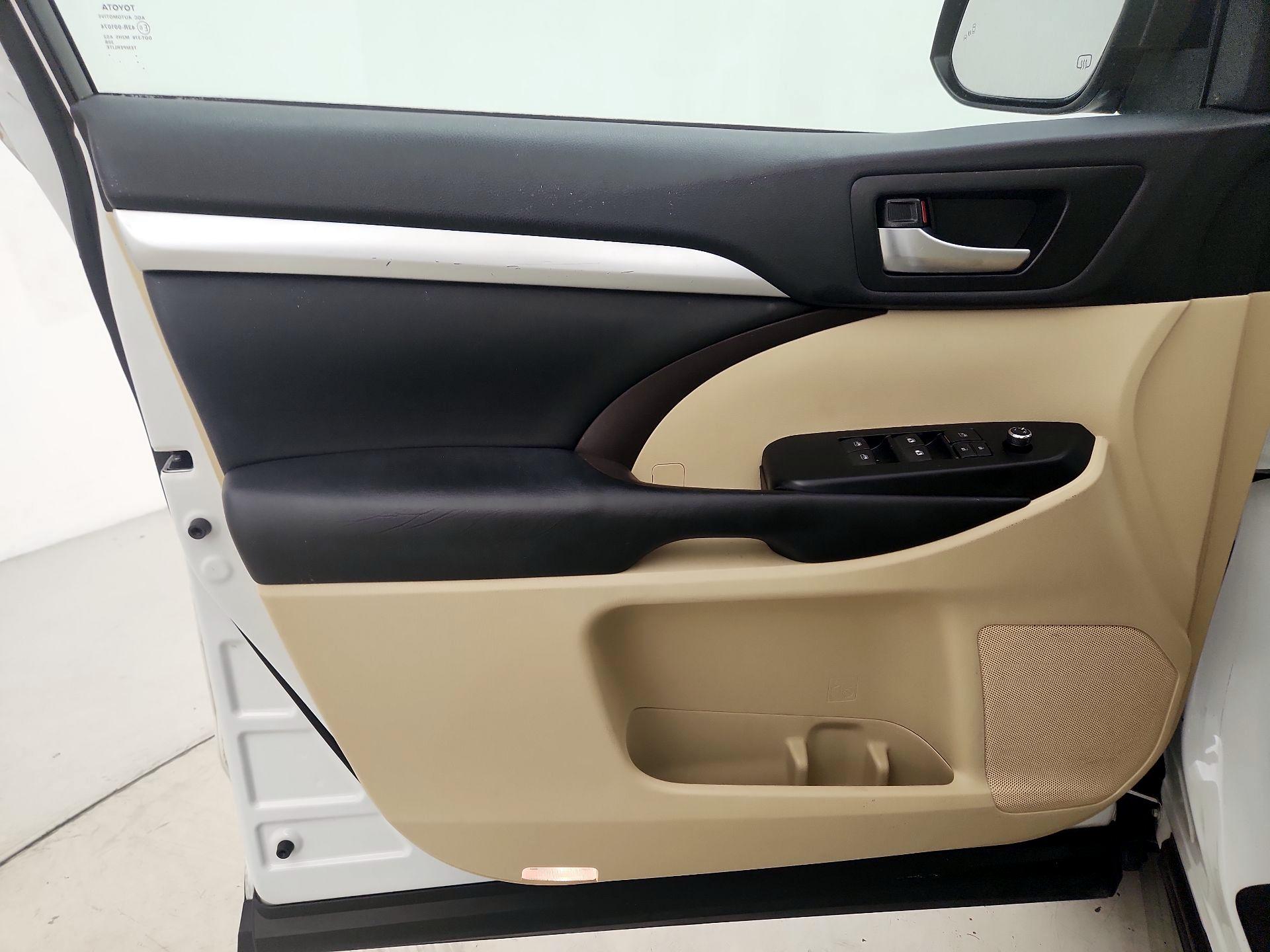 Thumbnail: 2019 Toyota Highlander - 12