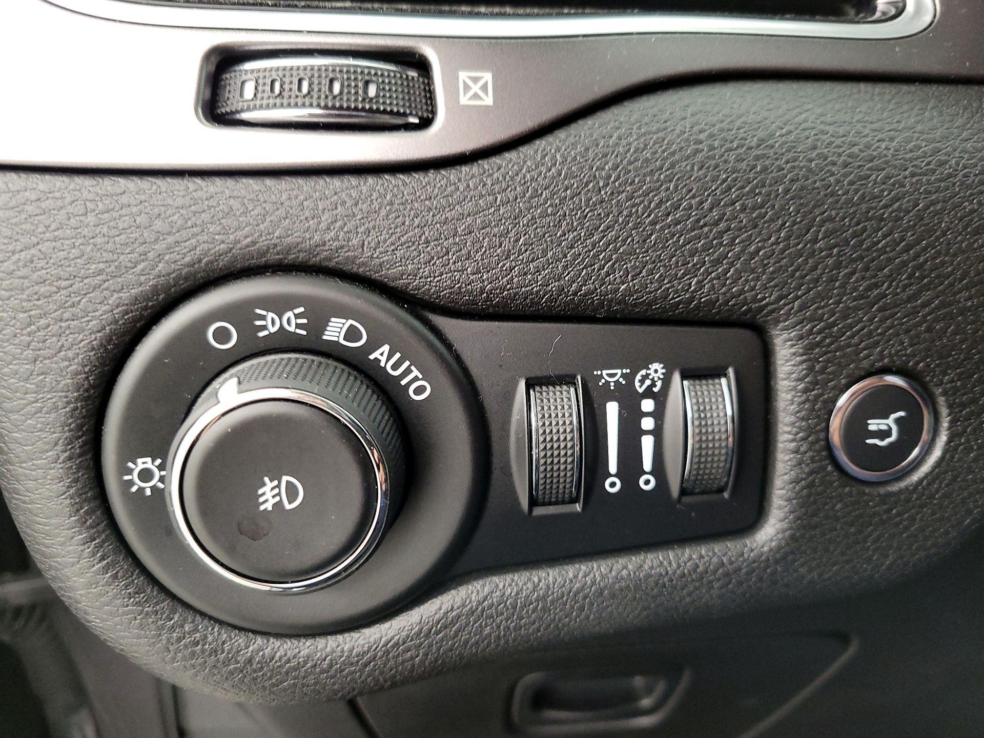 Thumbnail: 2019 Jeep Cherokee - 13