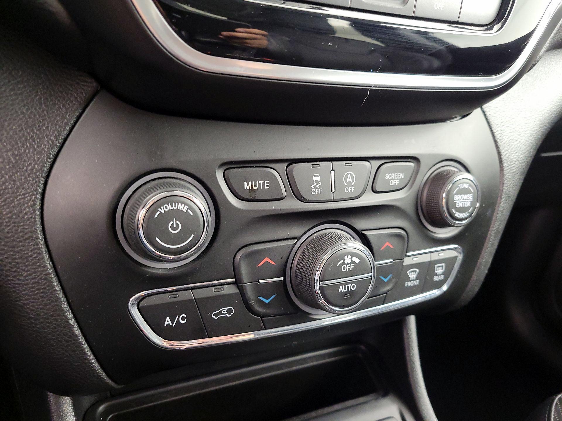 Thumbnail: 2019 Jeep Cherokee - 17
