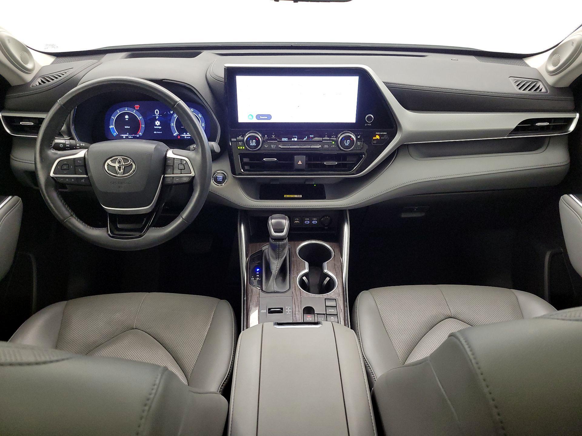 Thumbnail: 2023 Toyota Highlander - 9