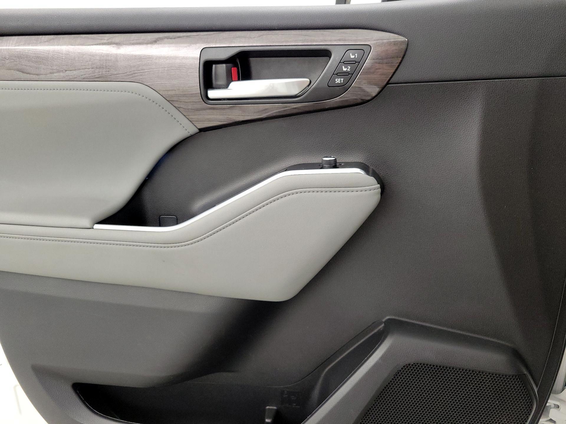 Thumbnail: 2023 Toyota Highlander - 12