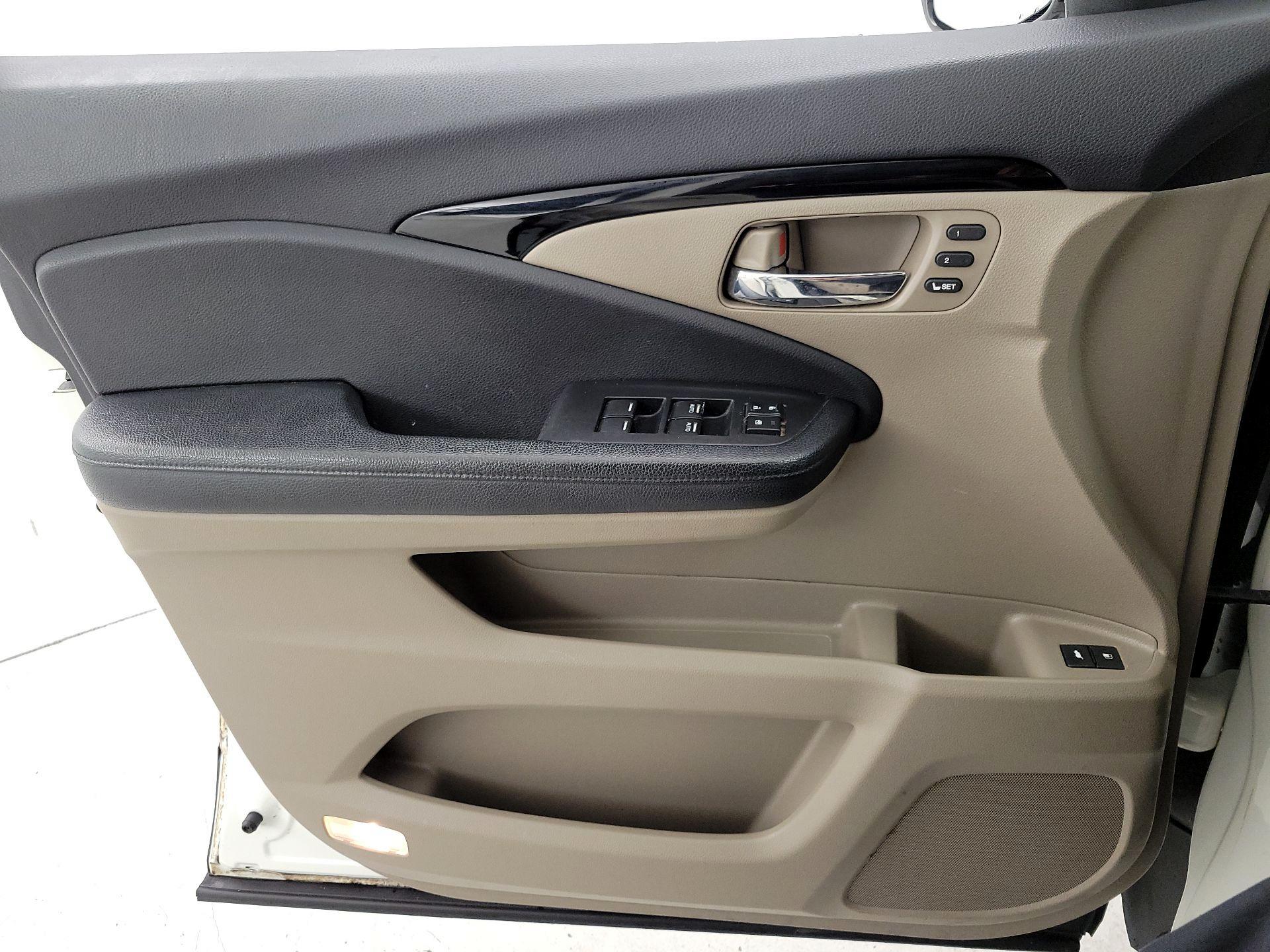 Thumbnail: 2017 Honda Pilot - 12