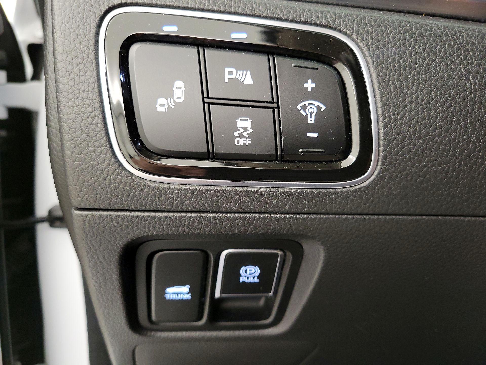 Thumbnail: 2015 Hyundai Equus - 13