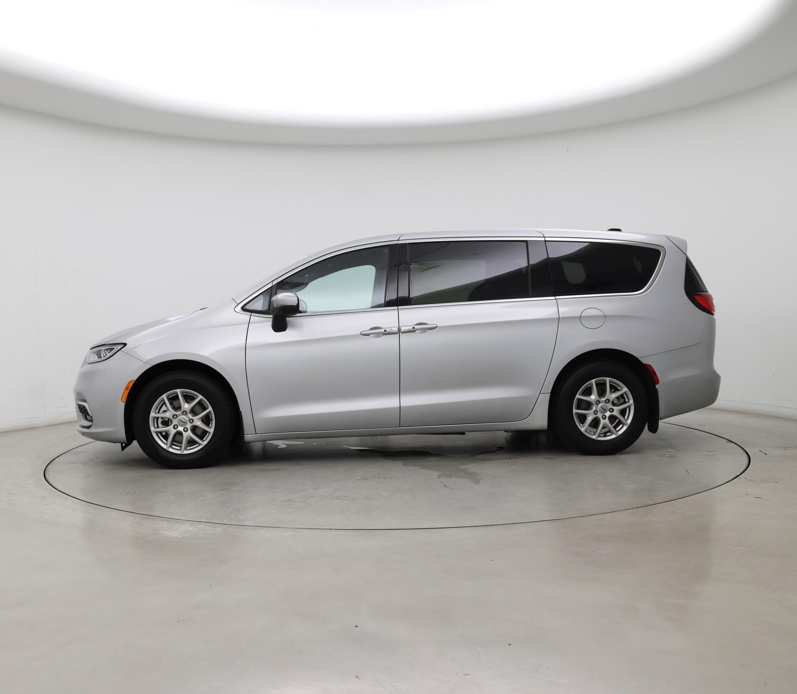 Thumbnail: 2023 Chrysler Pacifica - 3