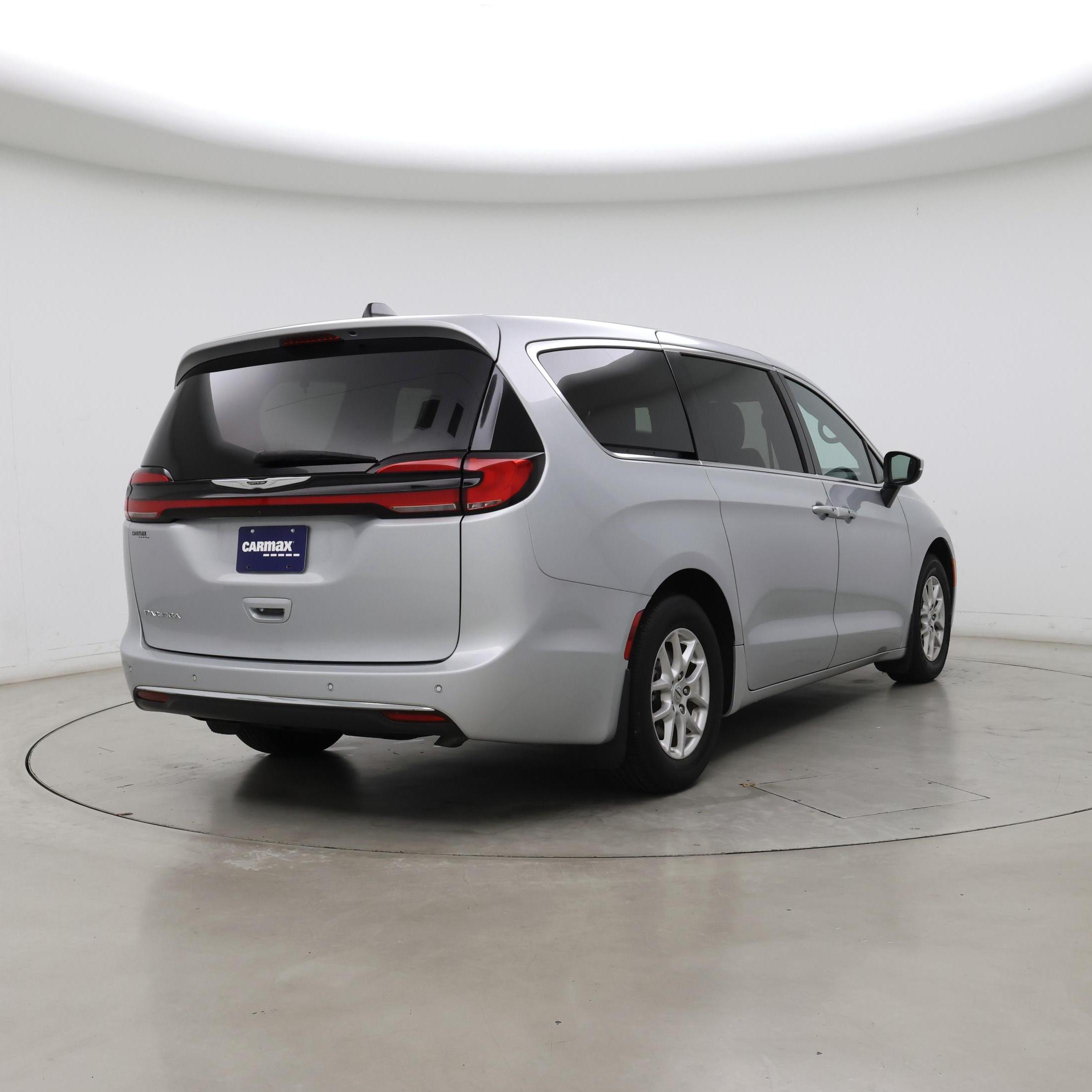 Thumbnail: 2023 Chrysler Pacifica - 8