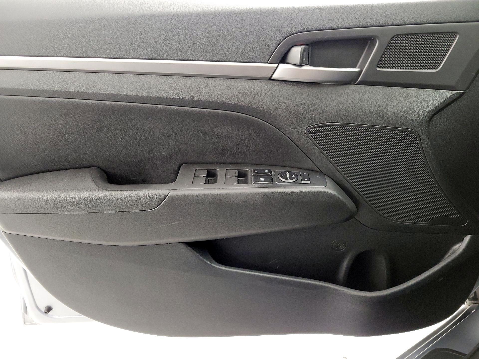 Thumbnail: 2017 Hyundai Elantra - 12