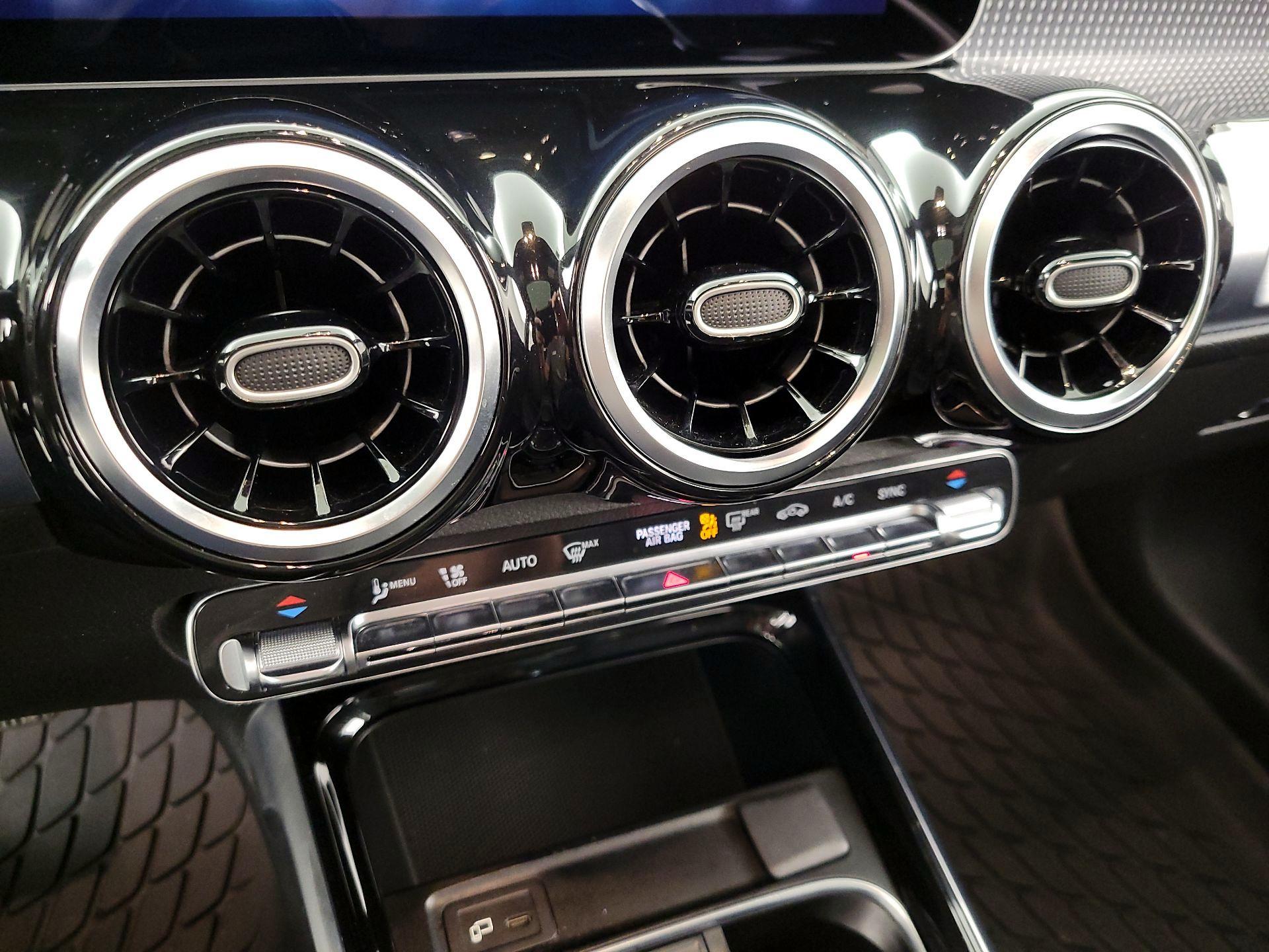 Thumbnail: 2021 Mercedes-Benz GLB - 16