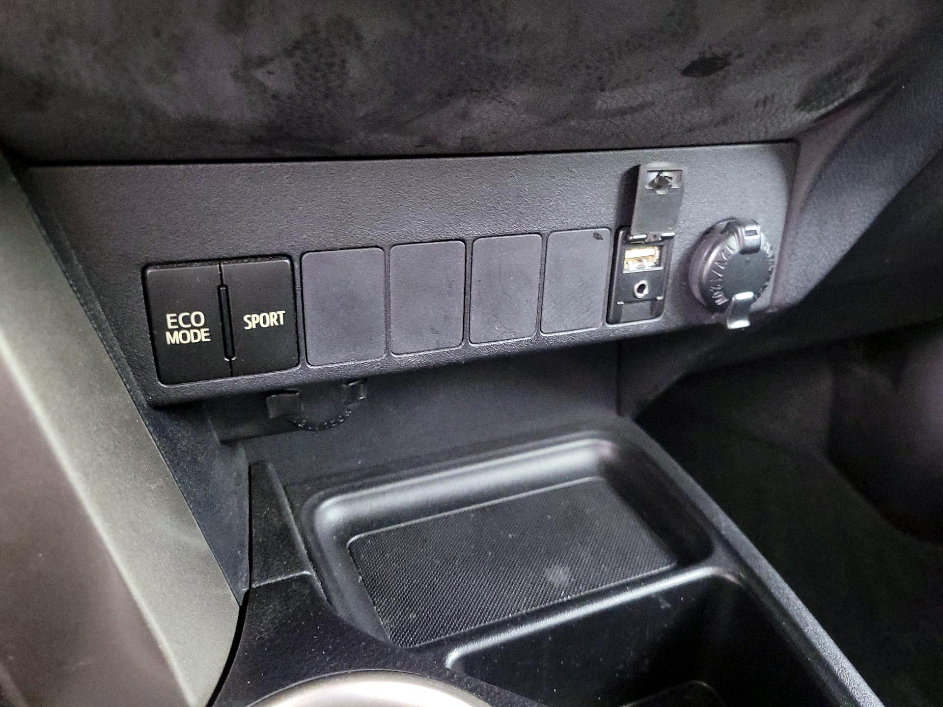 Thumbnail: 2015 Toyota RAV4 - 18