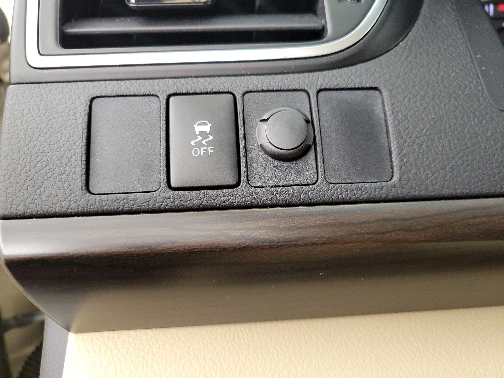 Thumbnail: 2015 Toyota Camry - 13