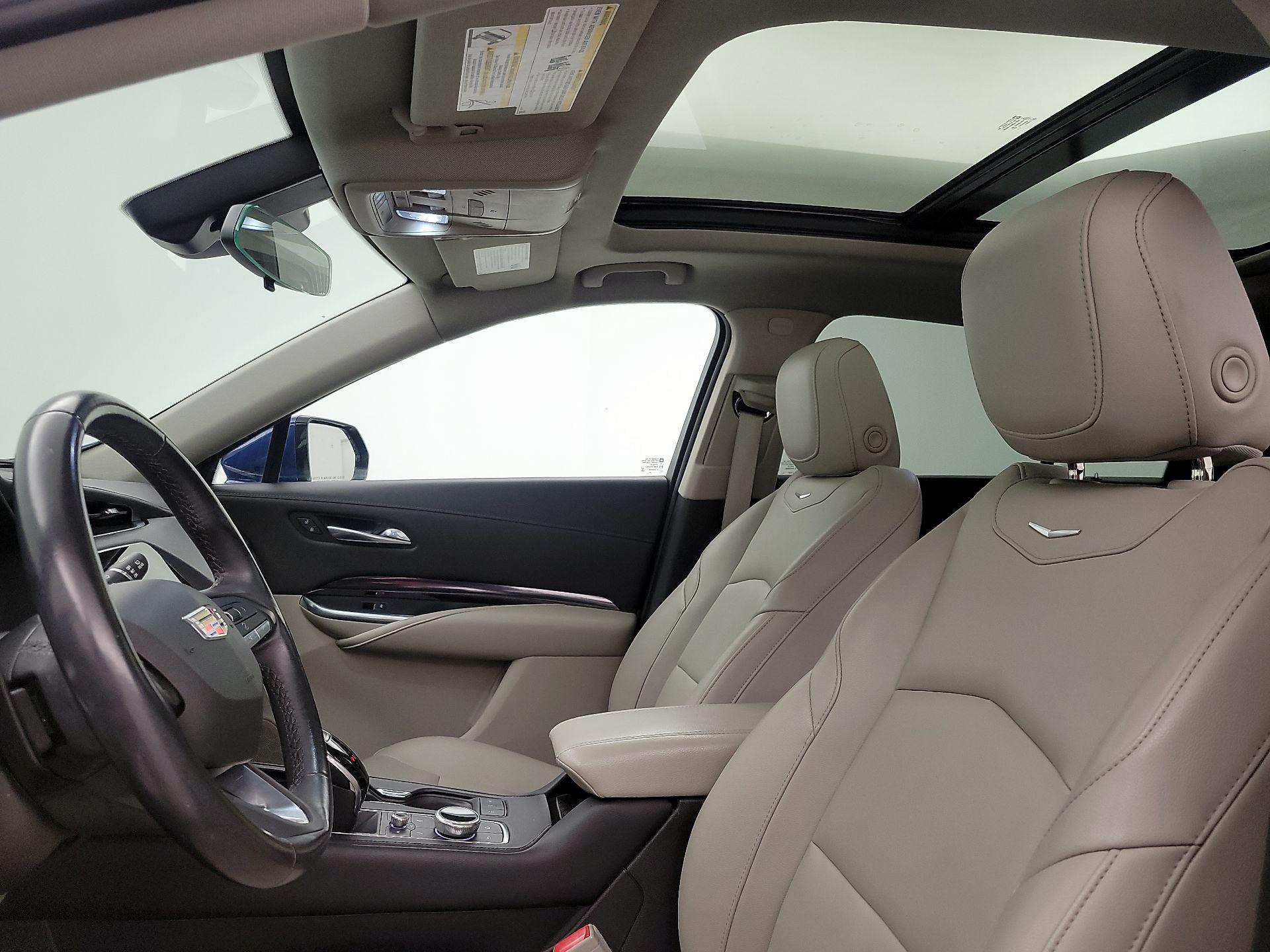 Thumbnail: 2022 Cadillac XT4 - 19
