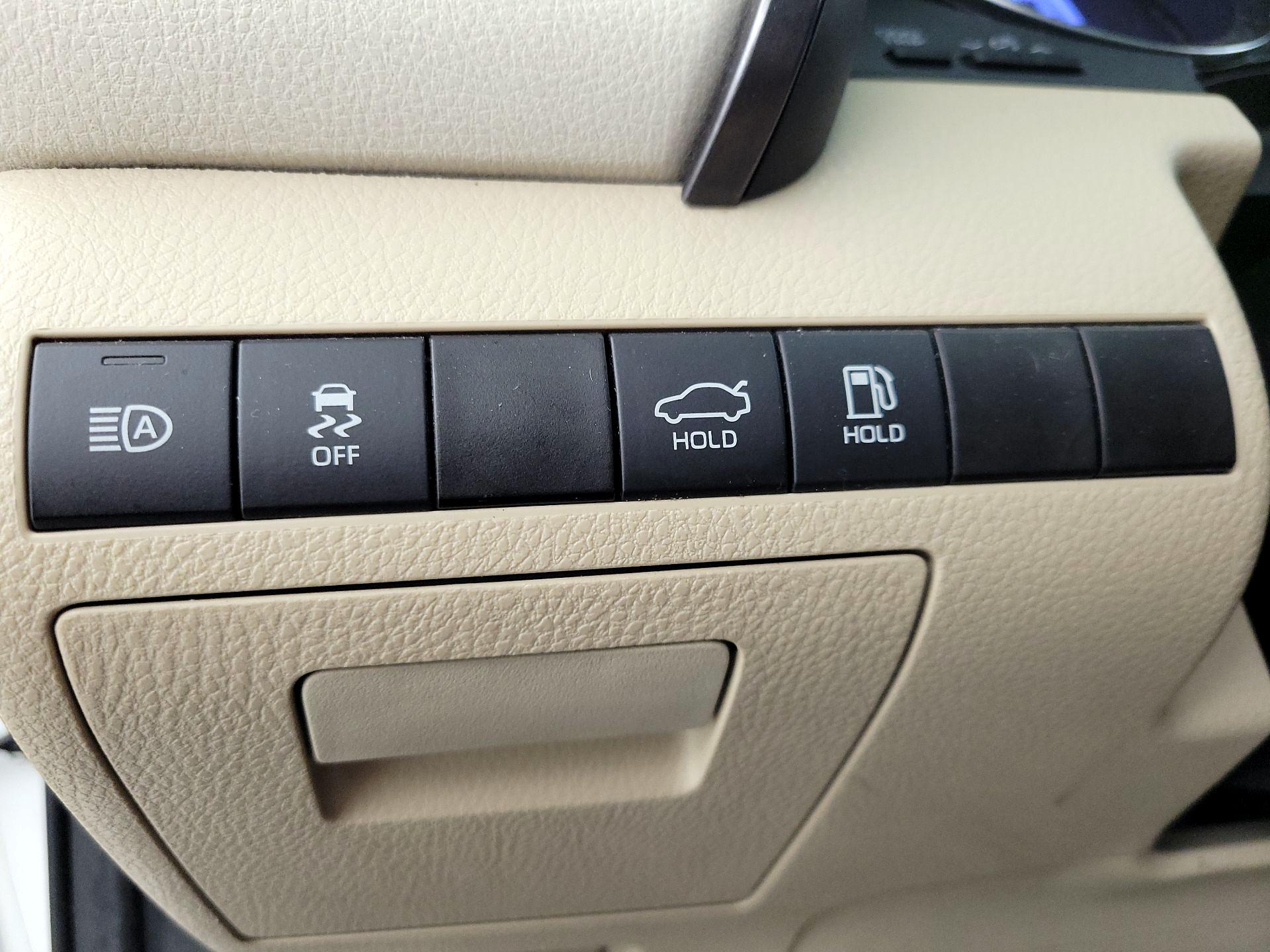 Thumbnail: 2019 Toyota Camry - 13