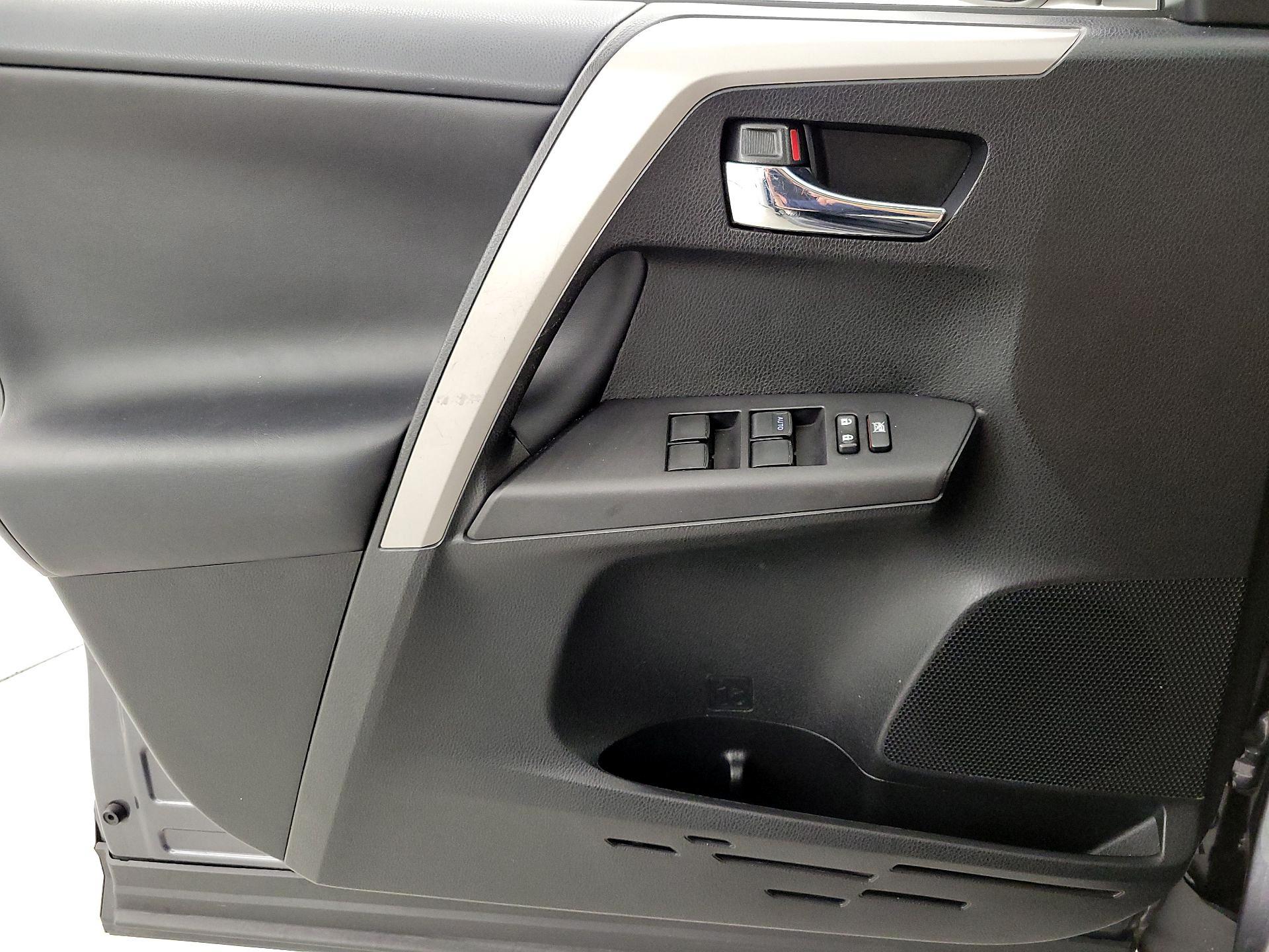 Thumbnail: 2016 Toyota RAV4 - 12