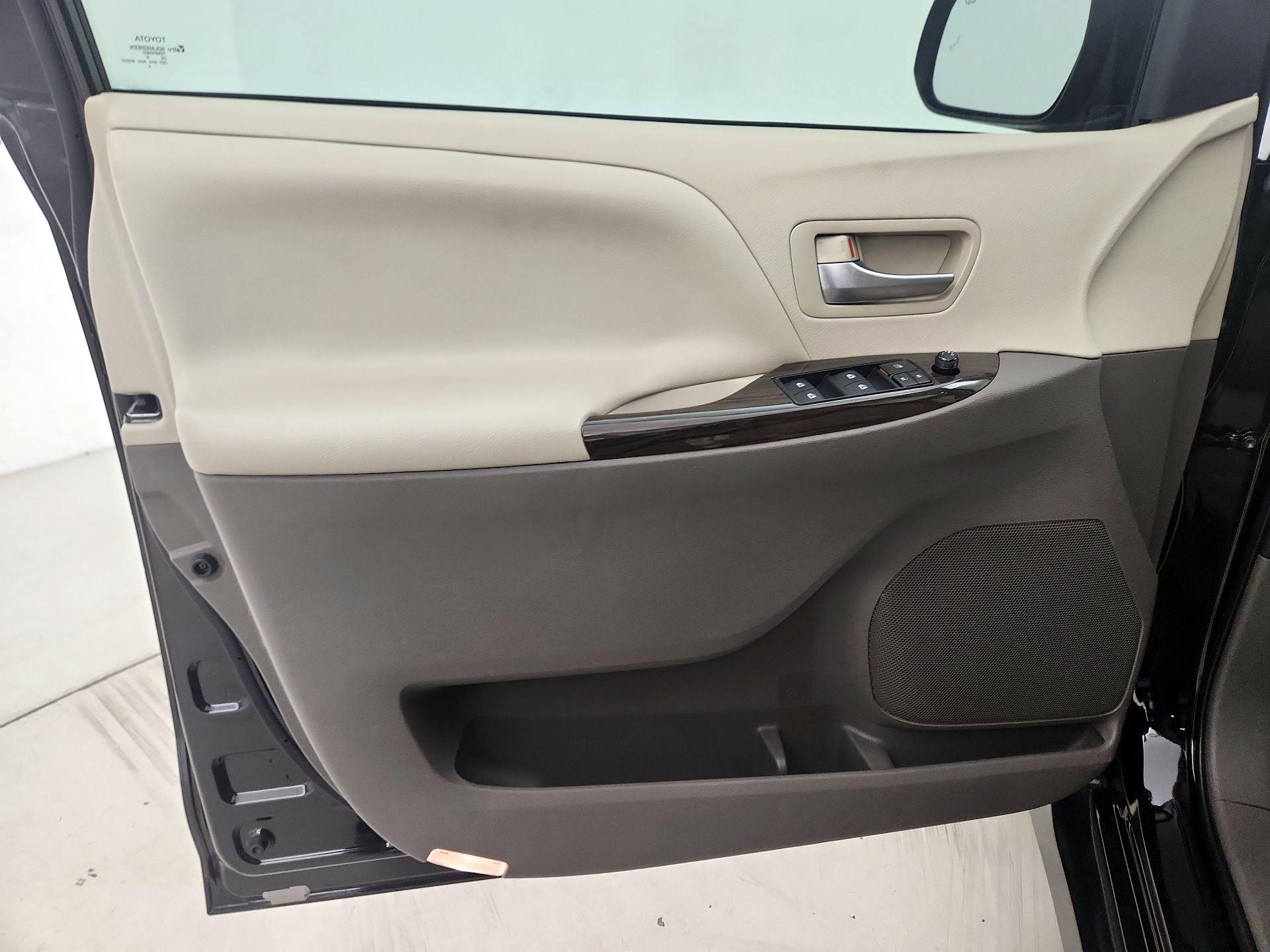 Thumbnail: 2020 Toyota Sienna - 12