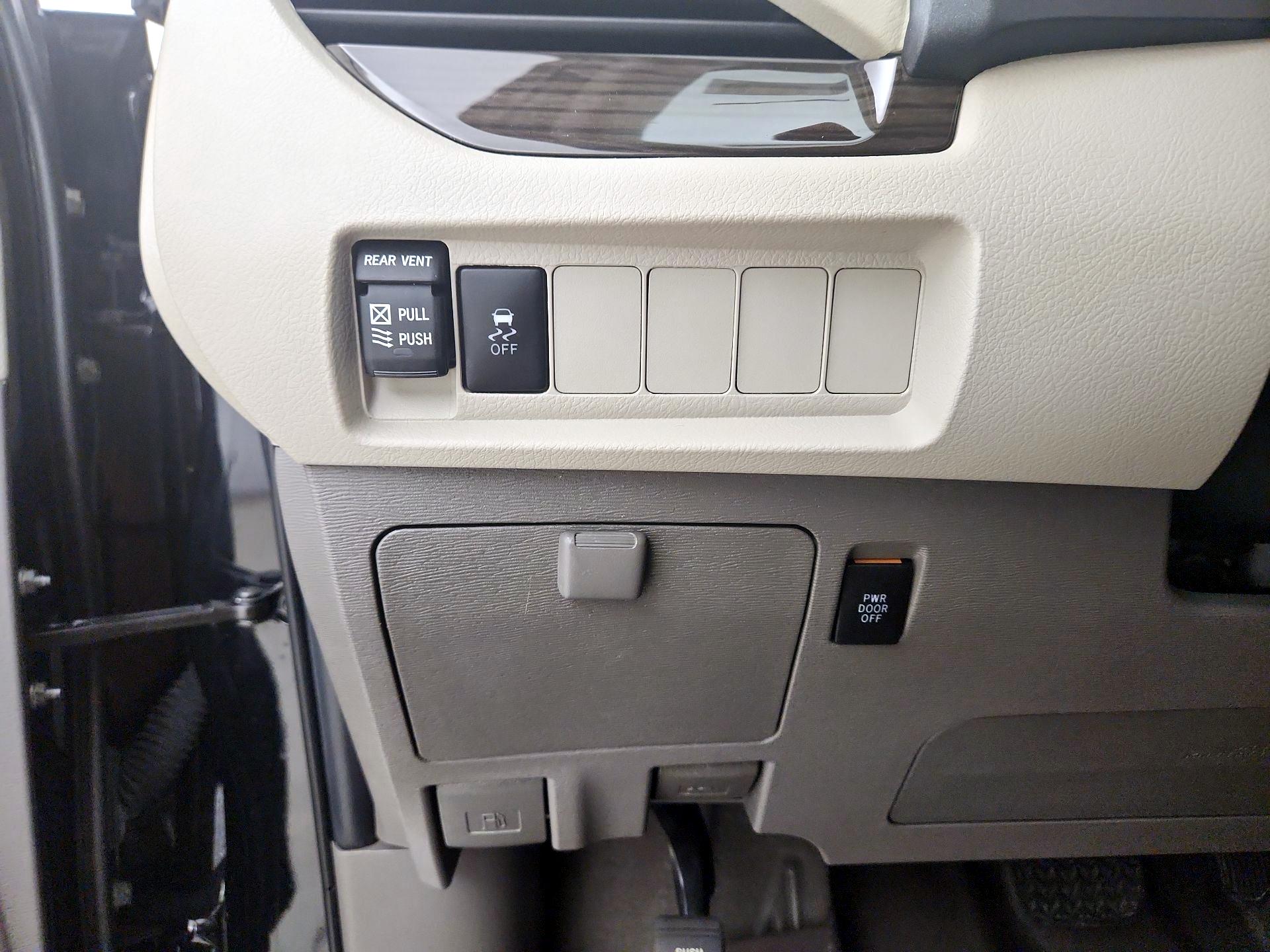 Thumbnail: 2020 Toyota Sienna - 13