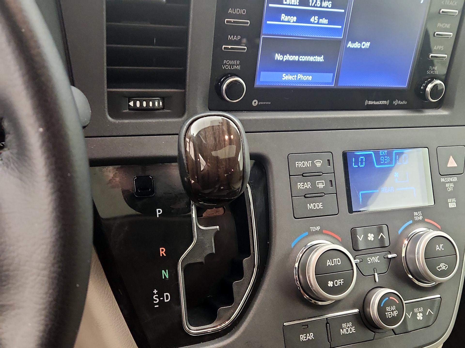 Thumbnail: 2020 Toyota Sienna - 17