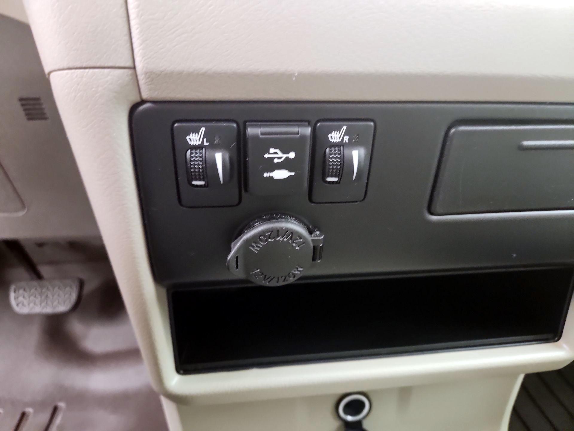 Thumbnail: 2020 Toyota Sienna - 18