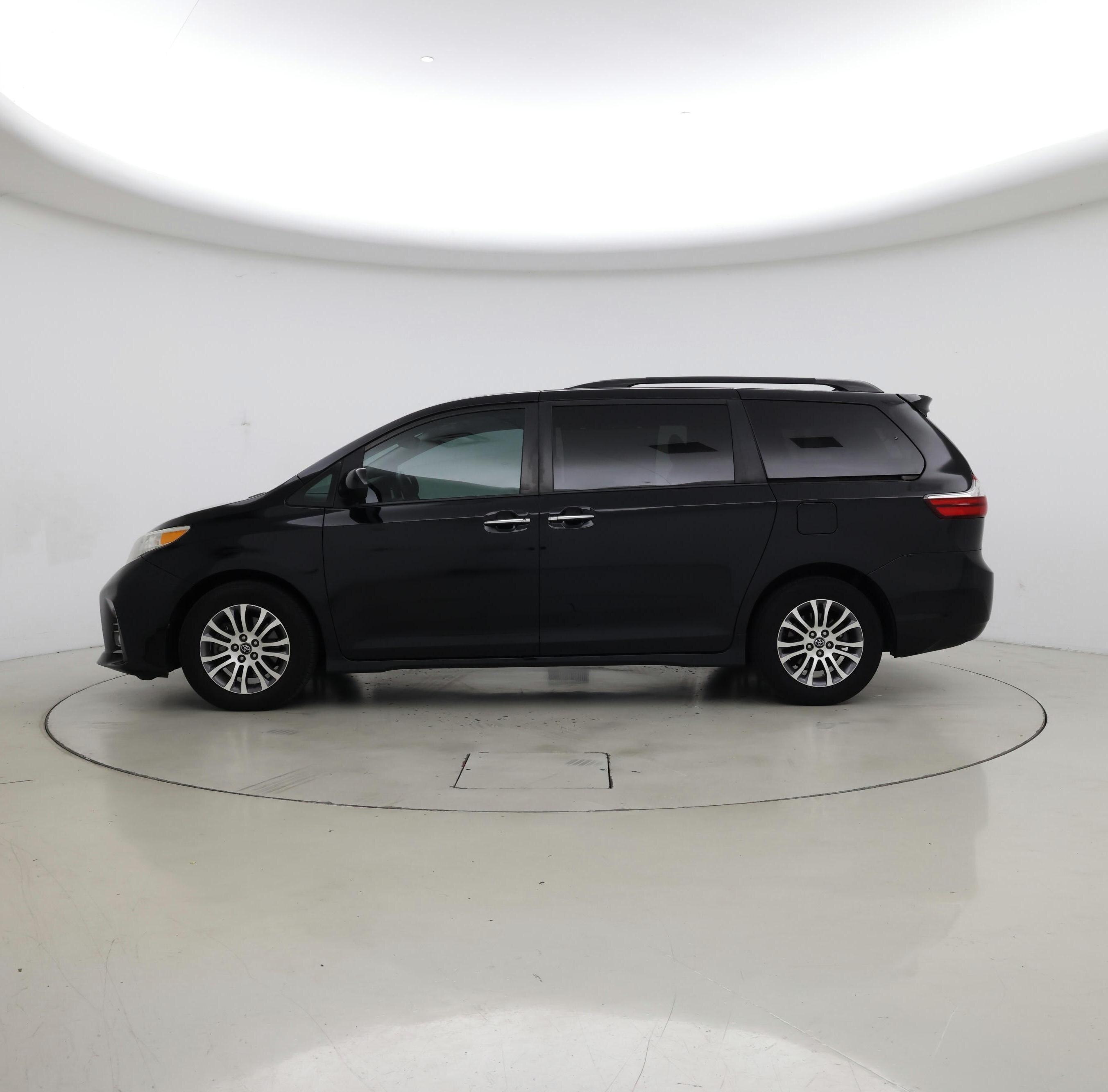 Thumbnail: 2020 Toyota Sienna - 3