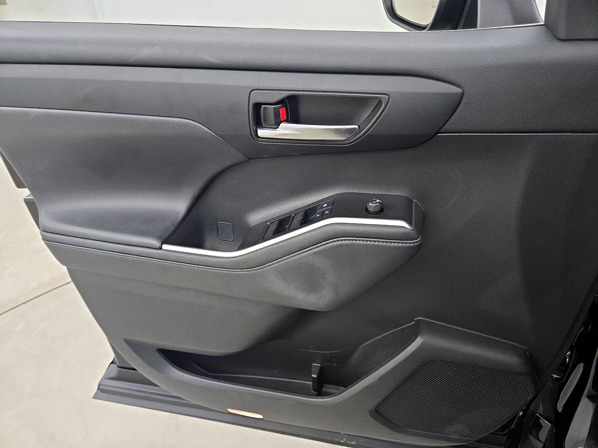Thumbnail: 2021 Toyota Highlander - 12