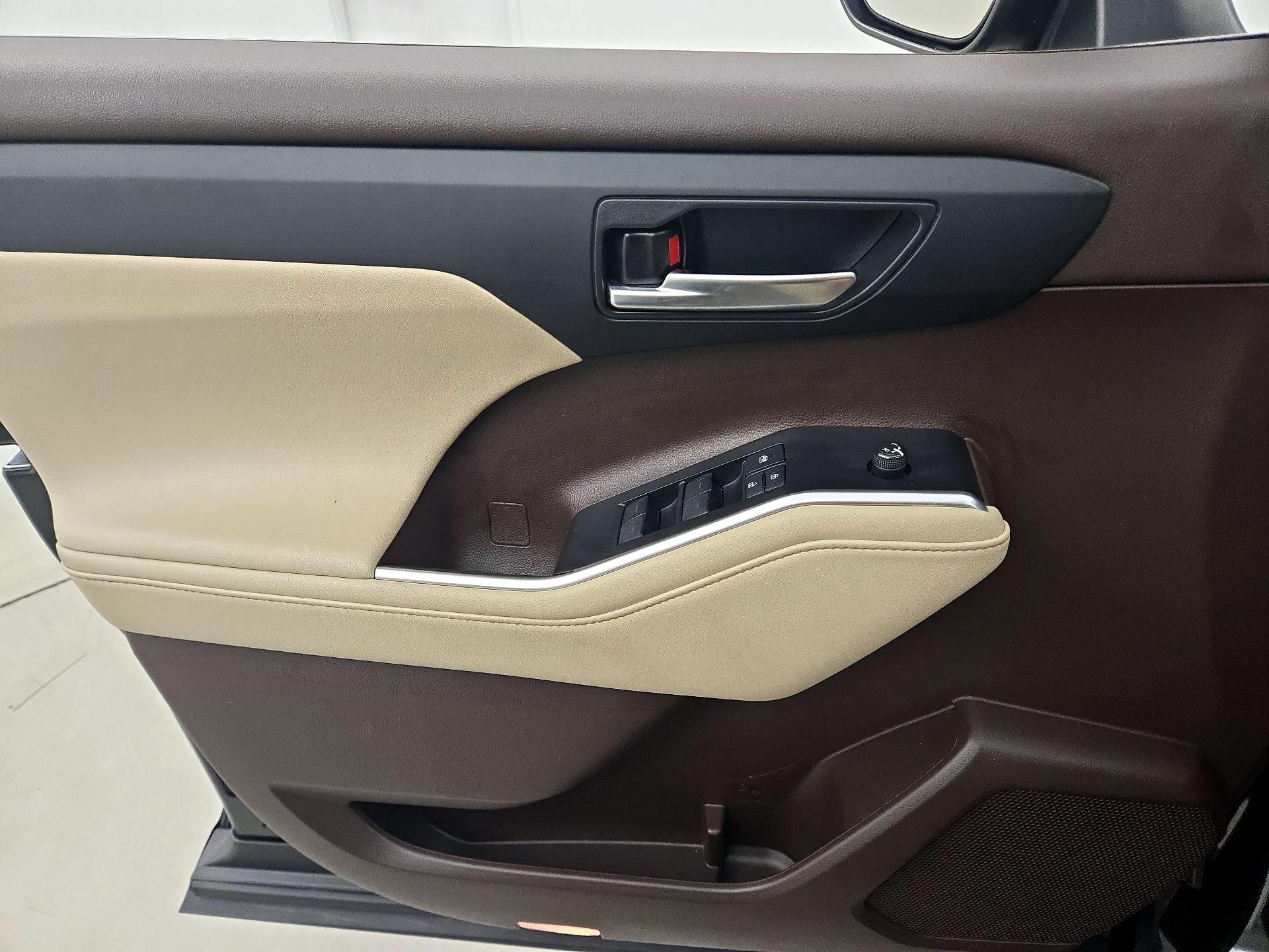 Thumbnail: 2021 Toyota Highlander - 12