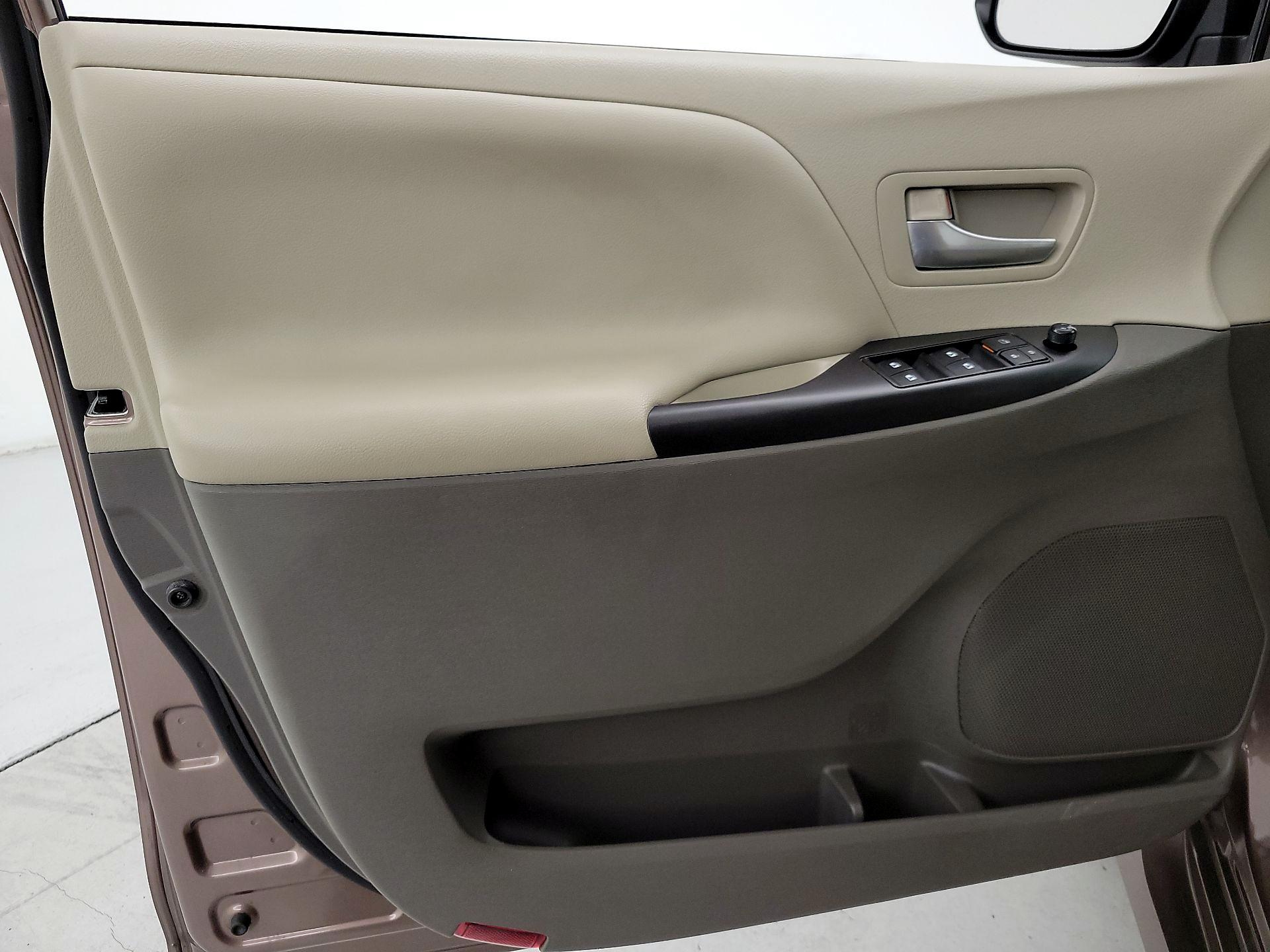 Thumbnail: 2018 Toyota Sienna - 12